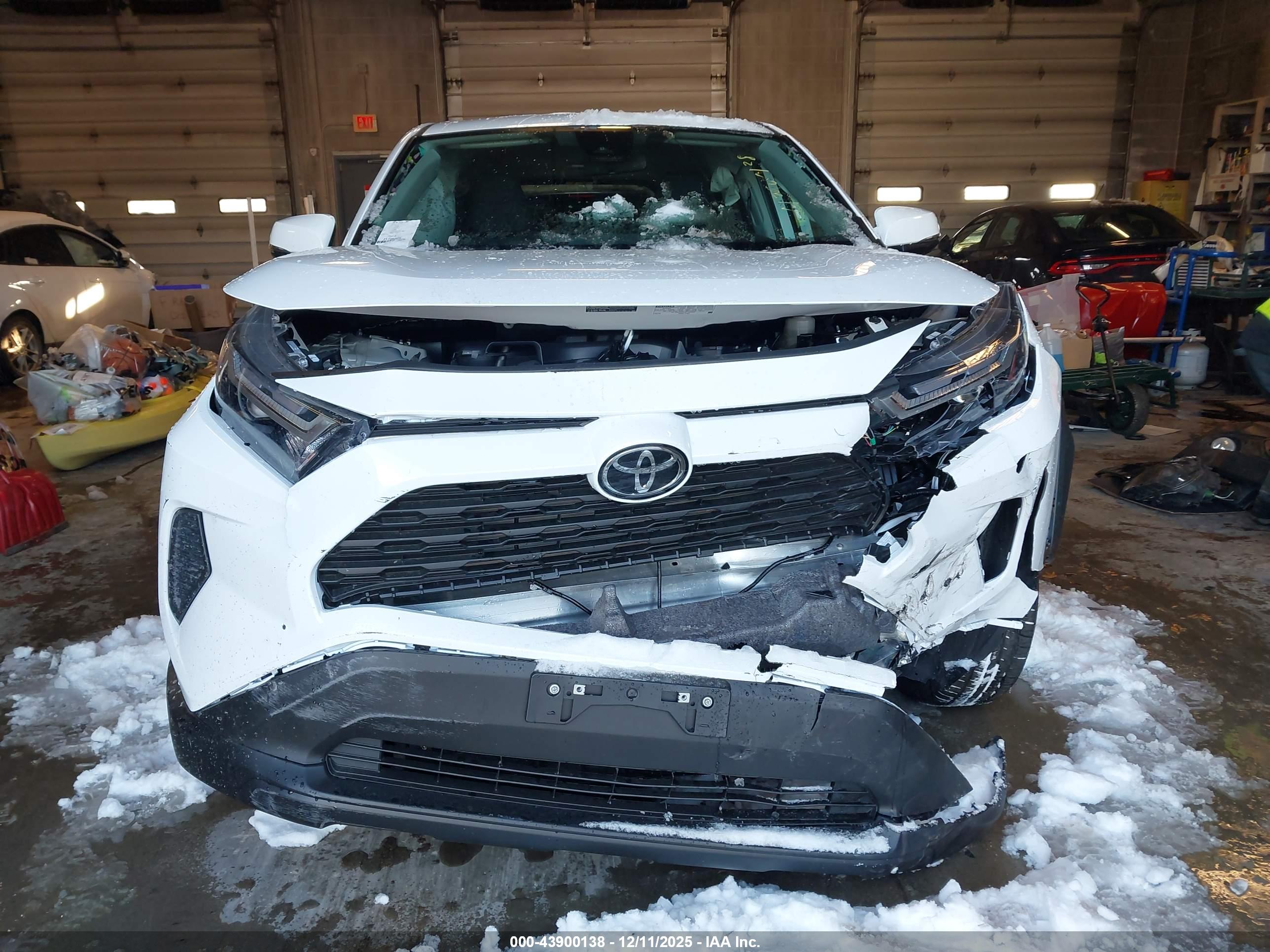 TOYOTA RAV4 image 6