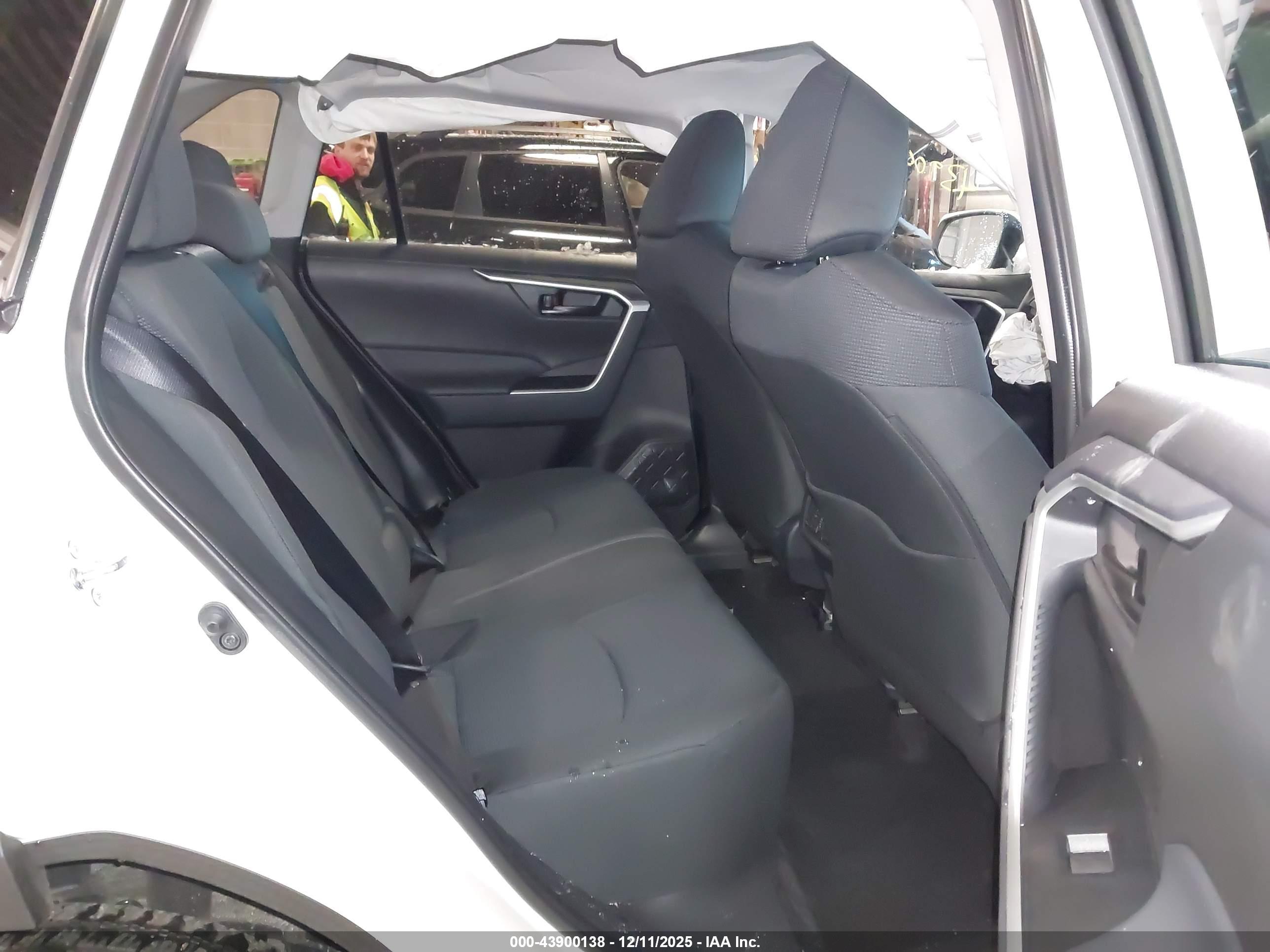 TOYOTA RAV4 image 8
