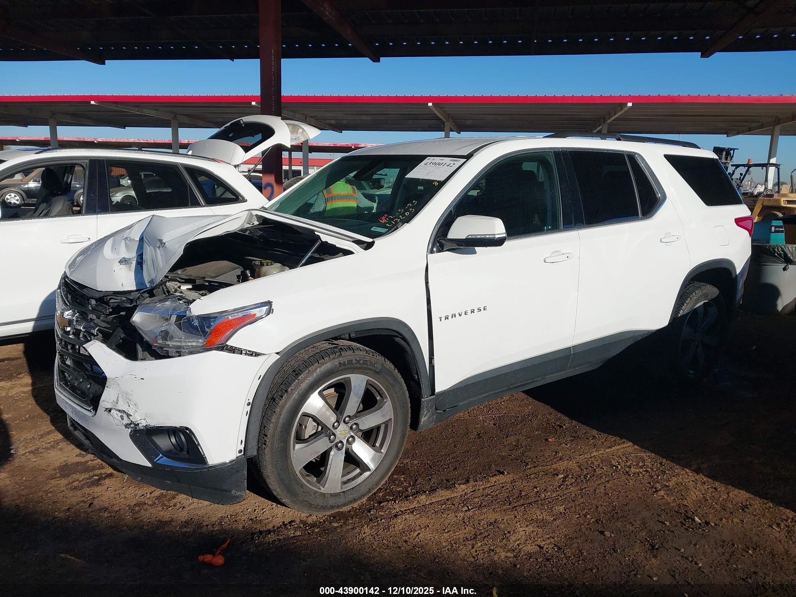 CHEVROLET TRAVERSE image 2