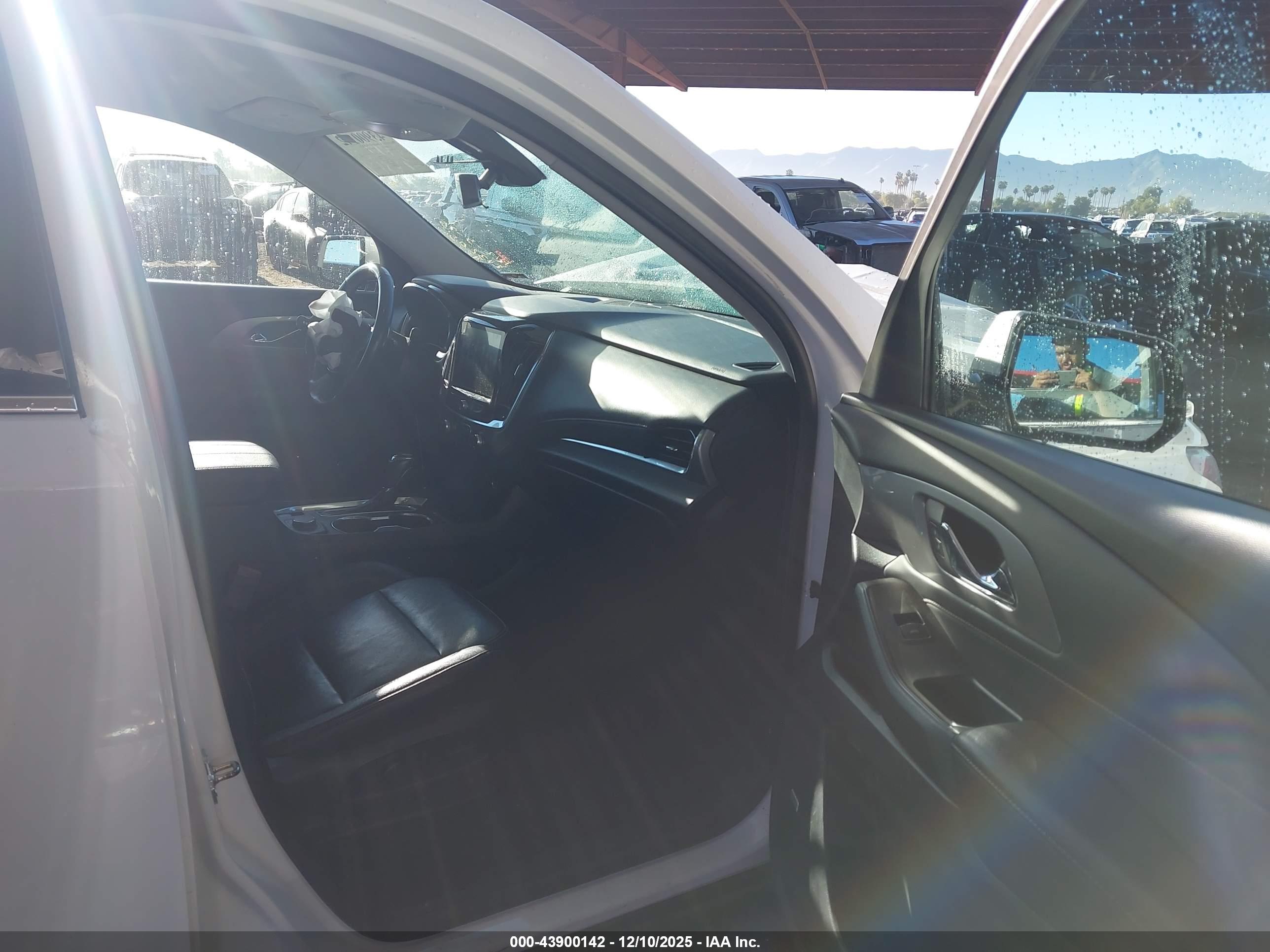 CHEVROLET TRAVERSE image 5