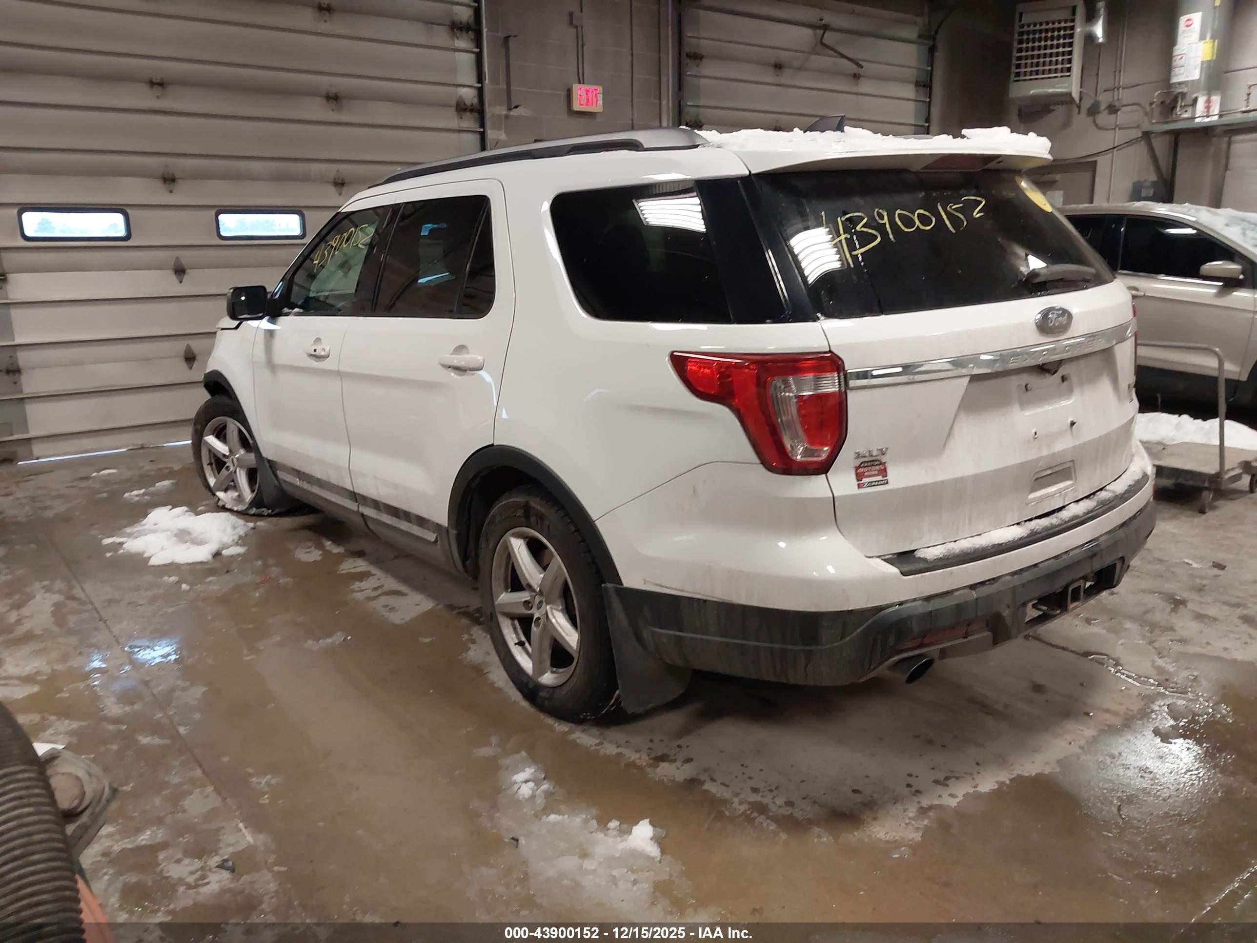 FORD EXPLORER image 3