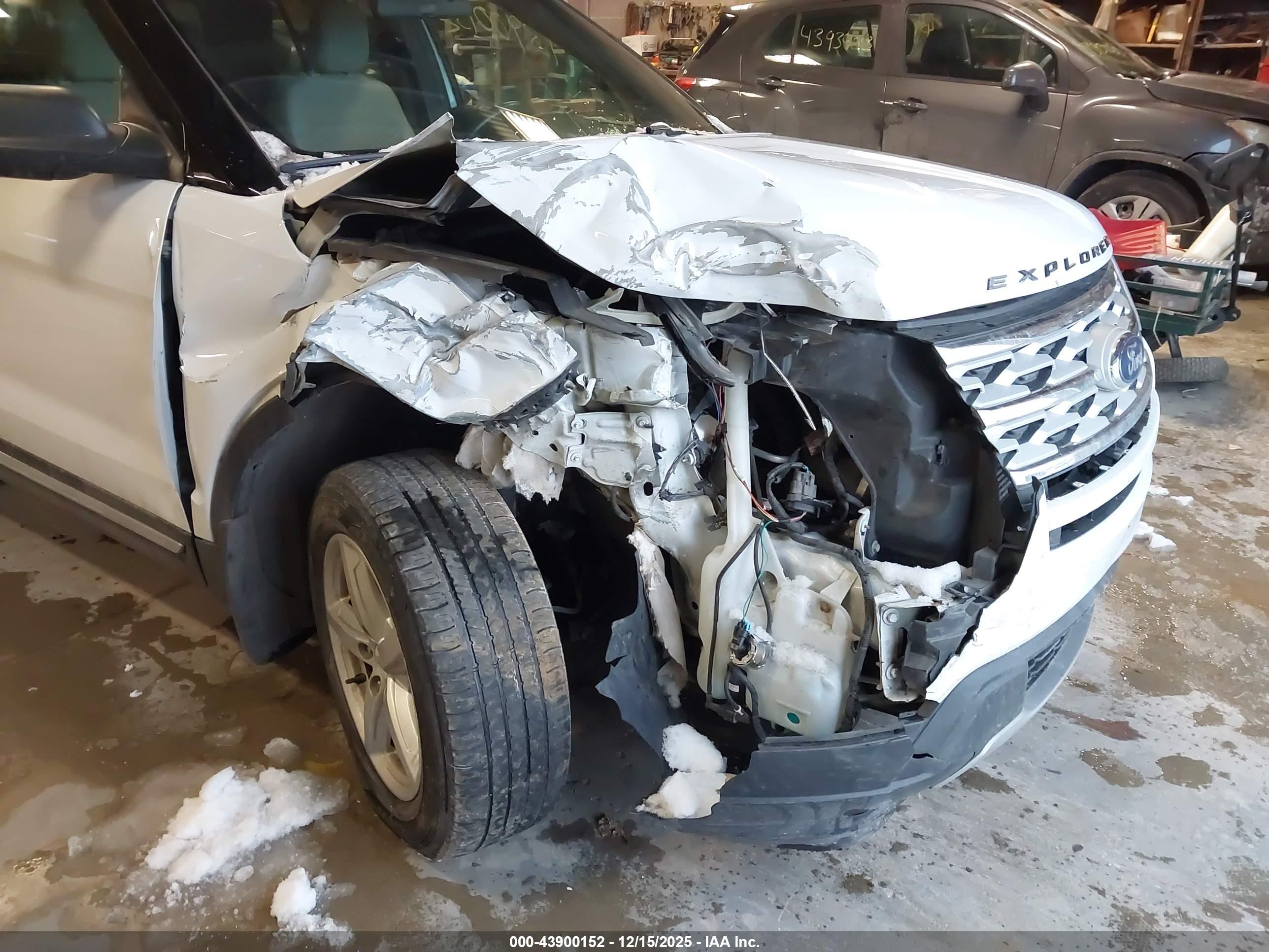 FORD EXPLORER image 6