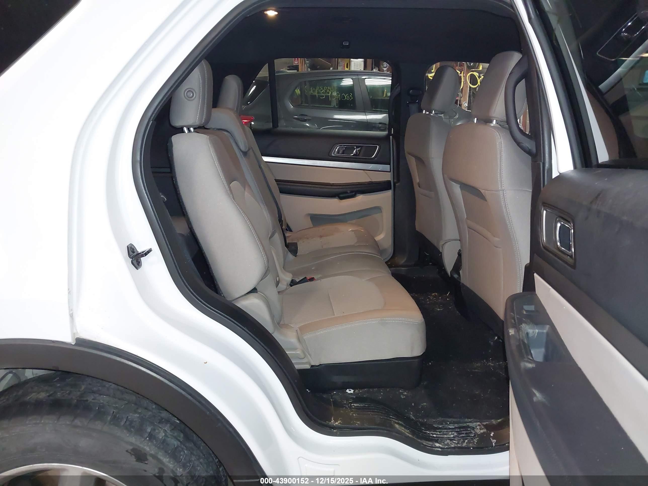 FORD EXPLORER image 8