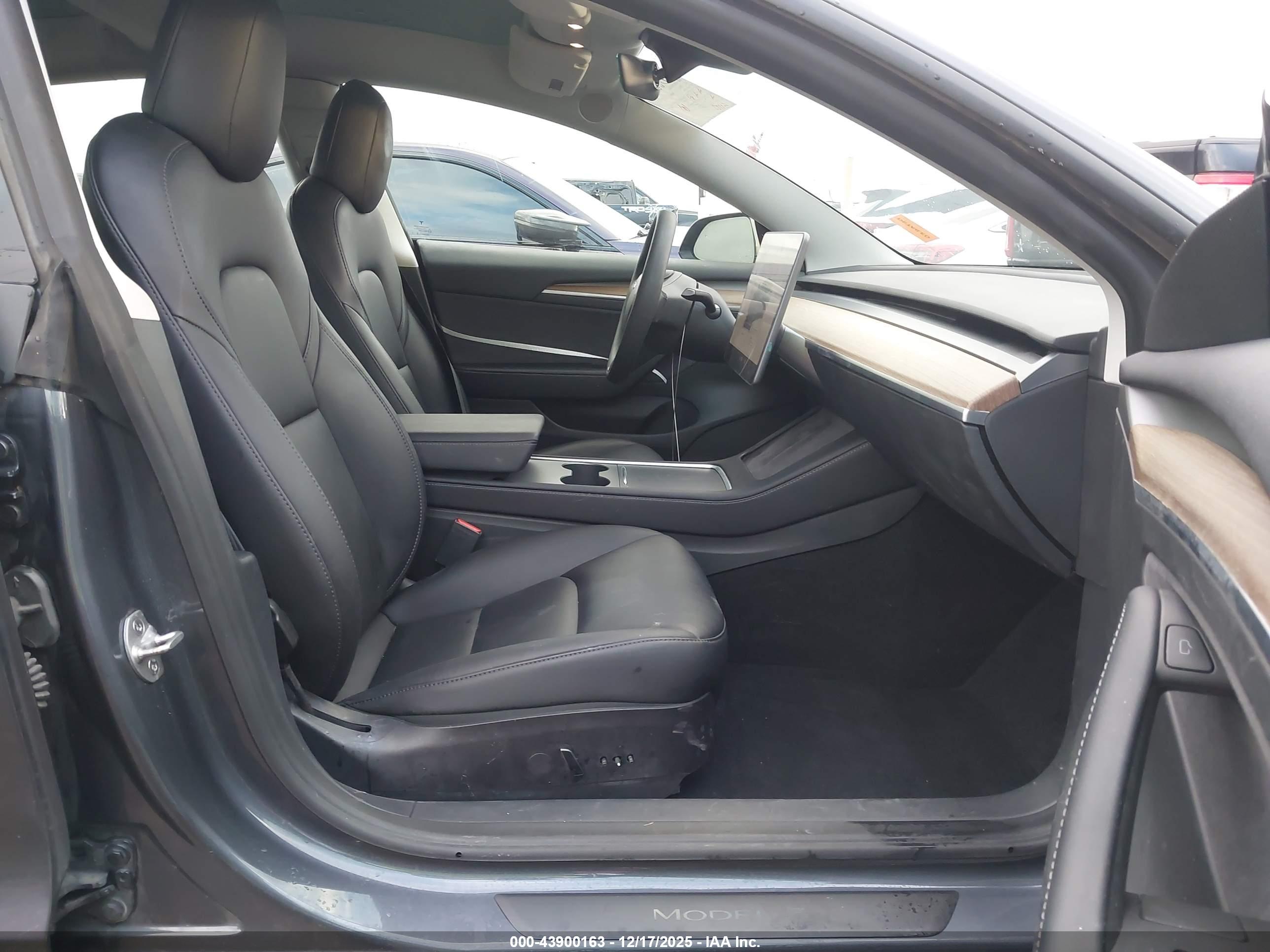 TESLA MODEL image 5