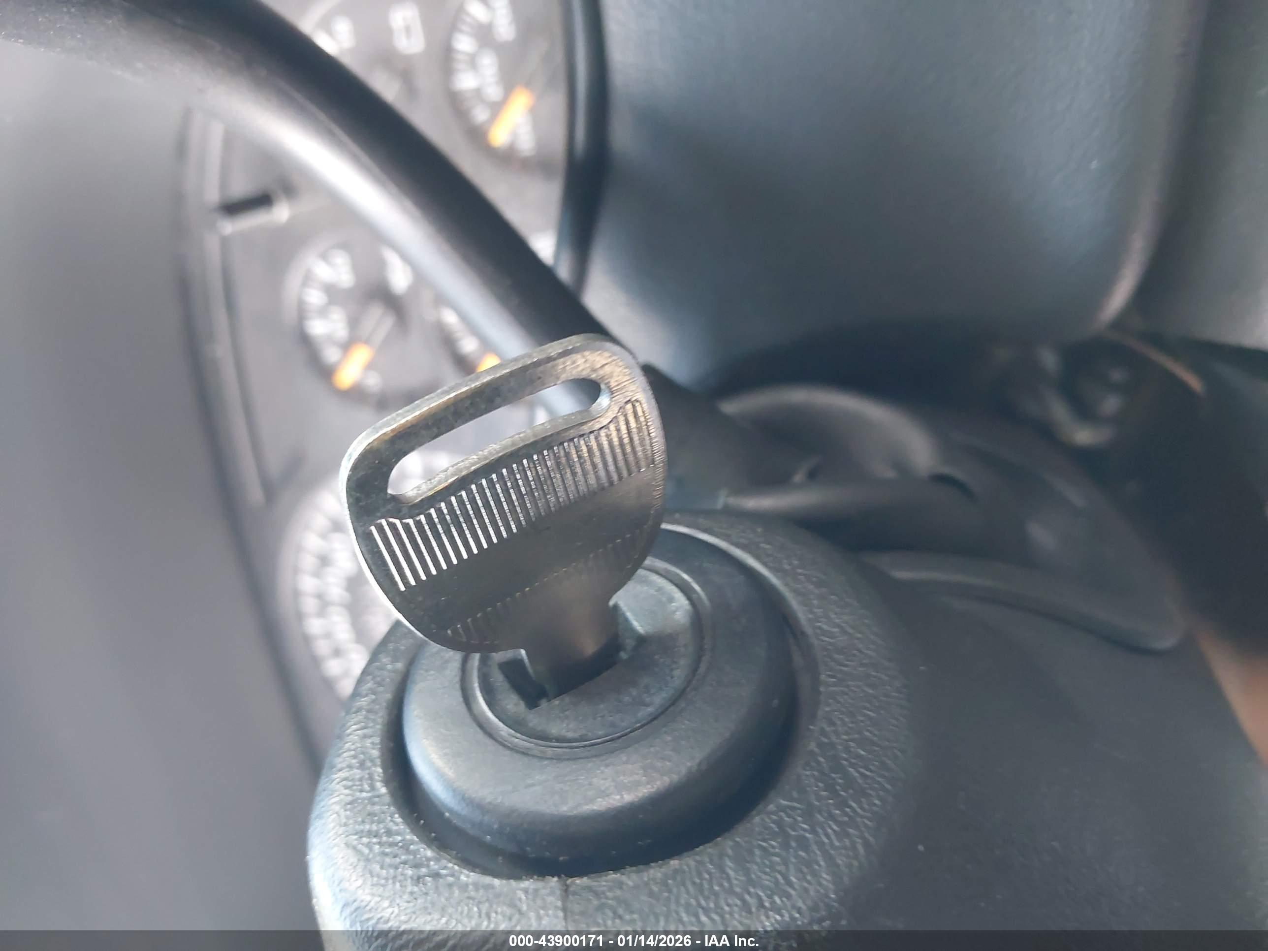 CHEVROLET SILVERADO image 11