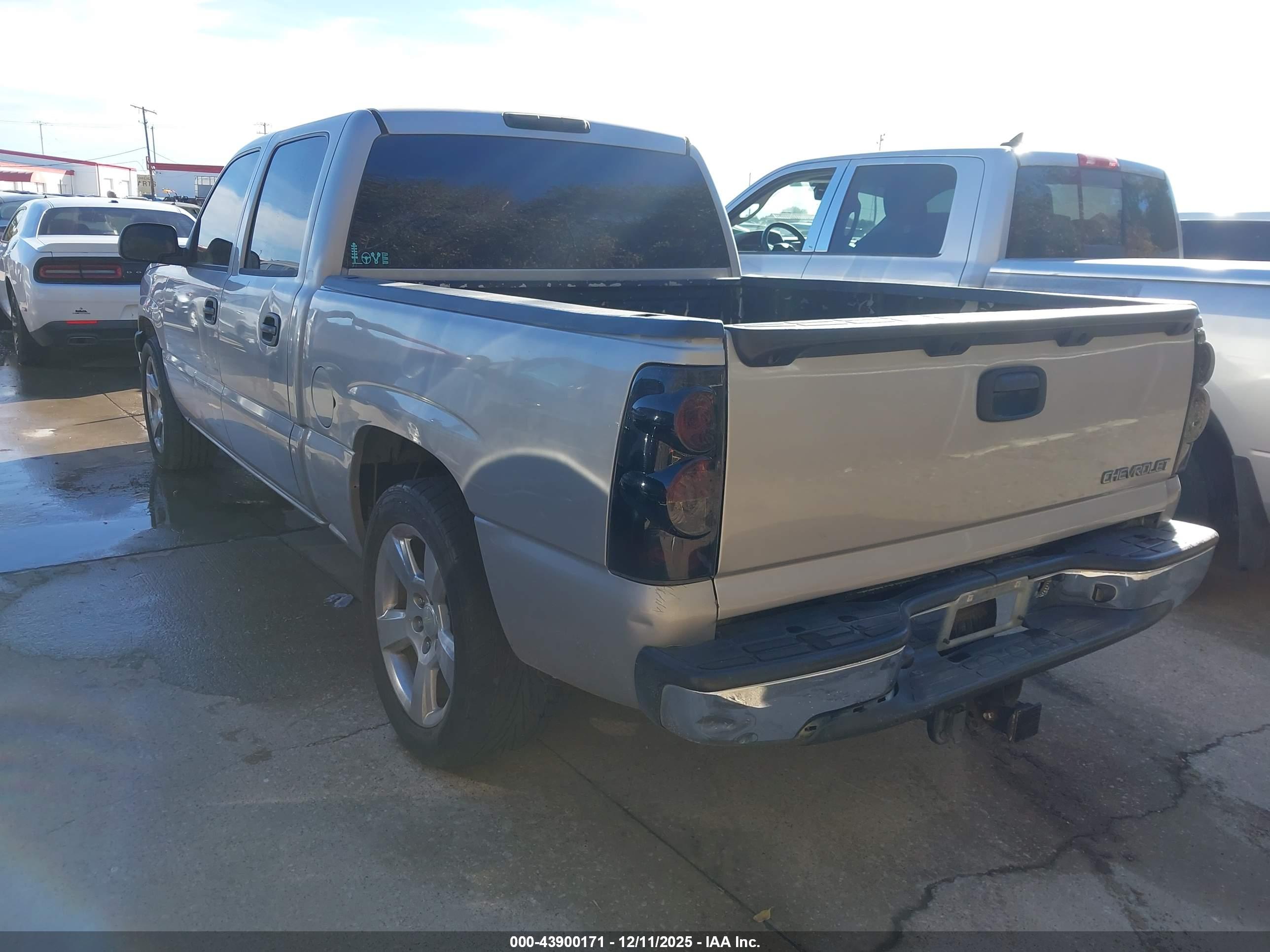 CHEVROLET SILVERADO image 3