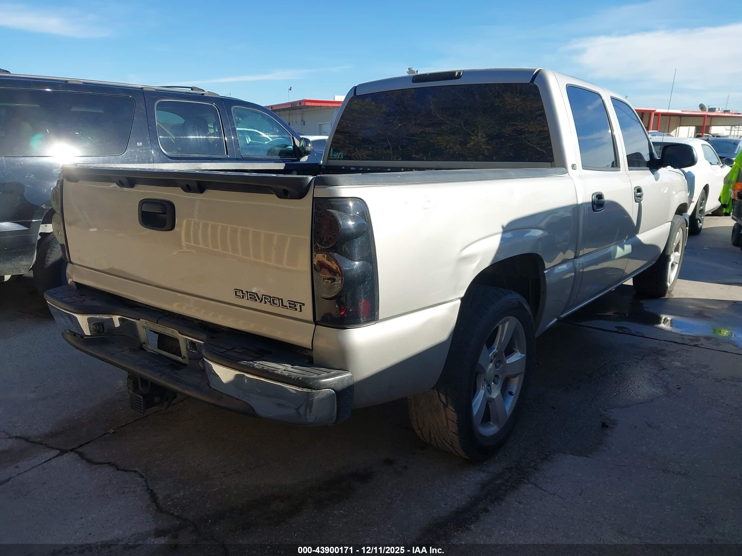 CHEVROLET SILVERADO image 4