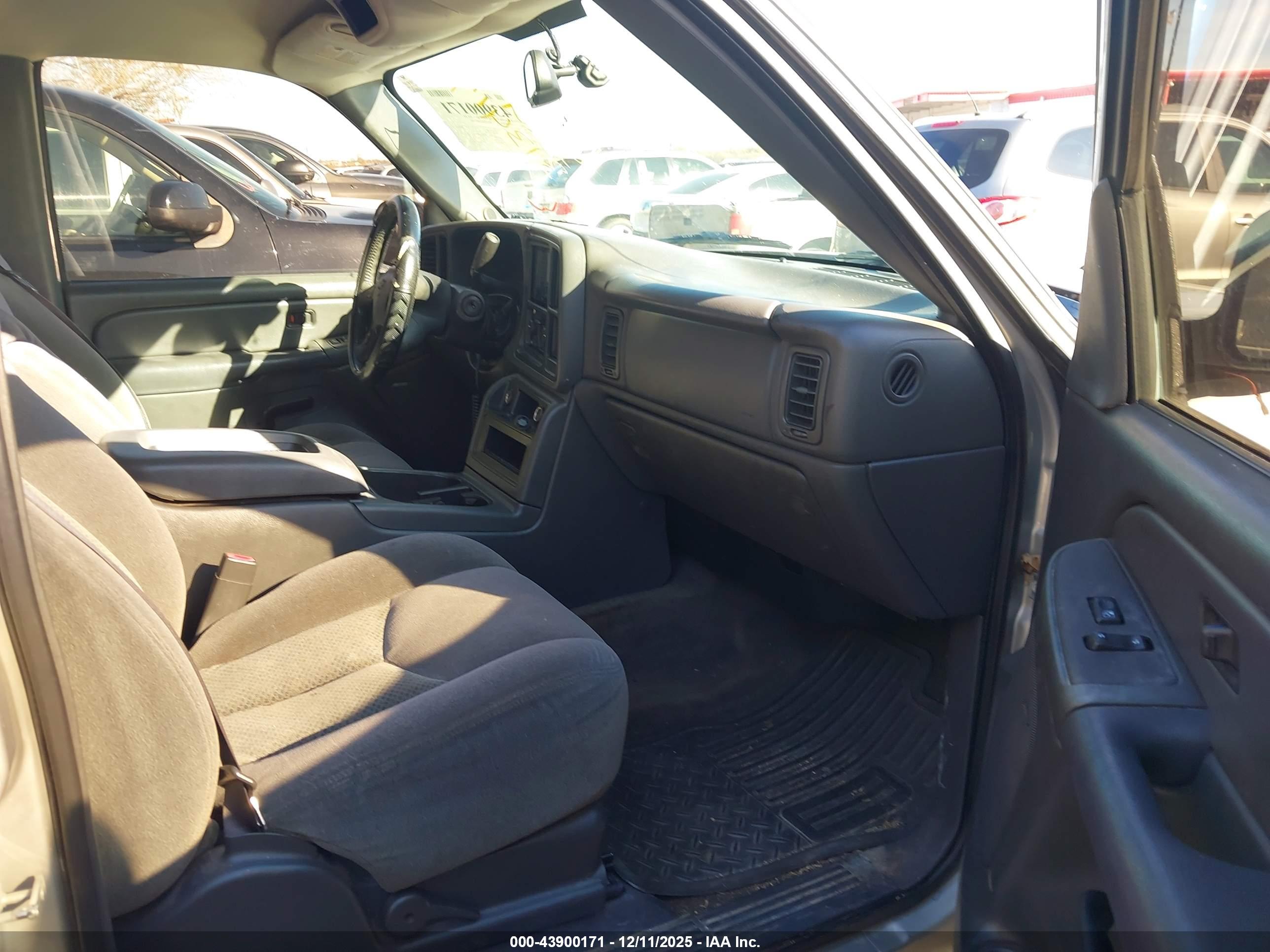 CHEVROLET SILVERADO image 5