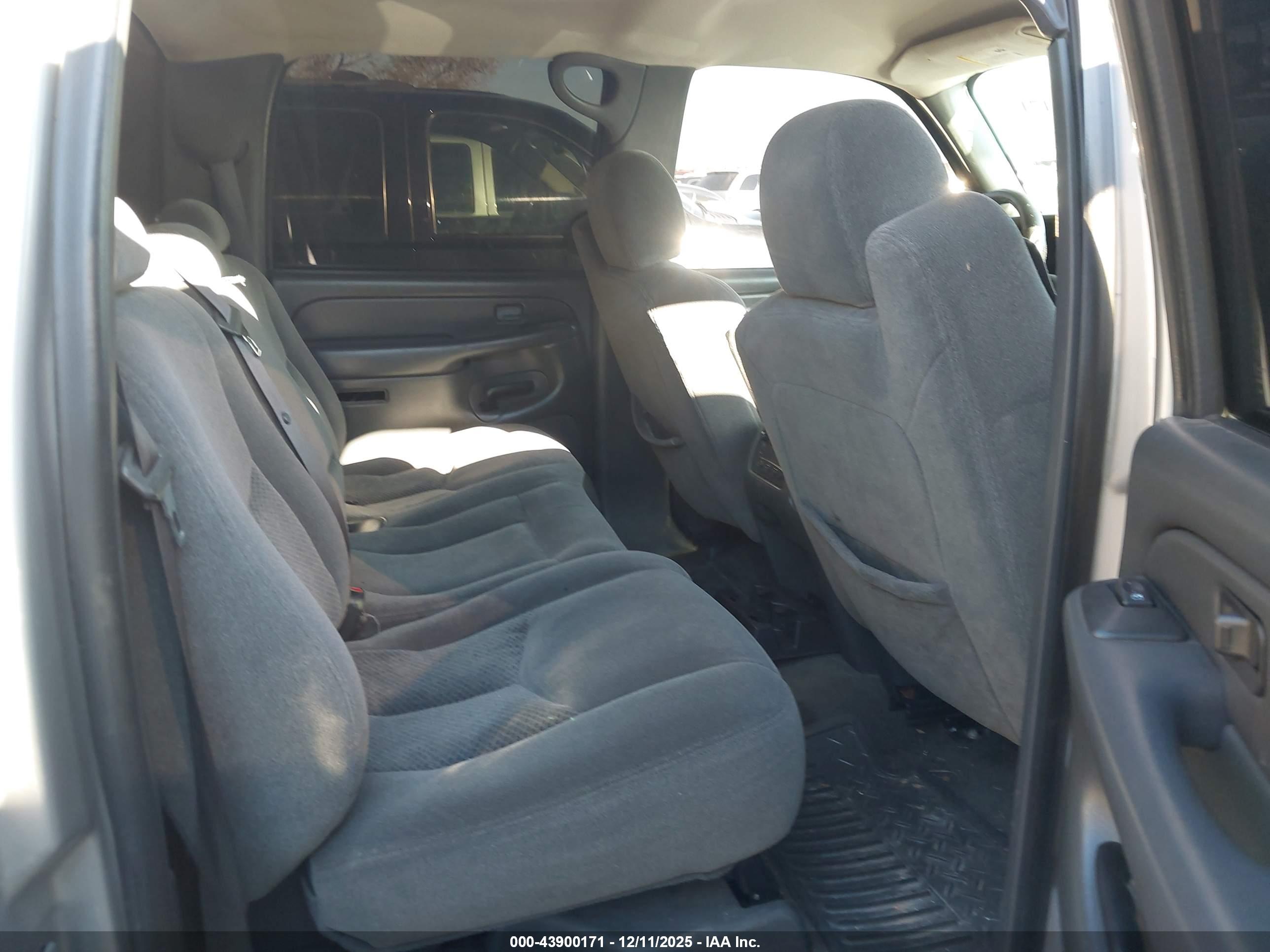 CHEVROLET SILVERADO image 8