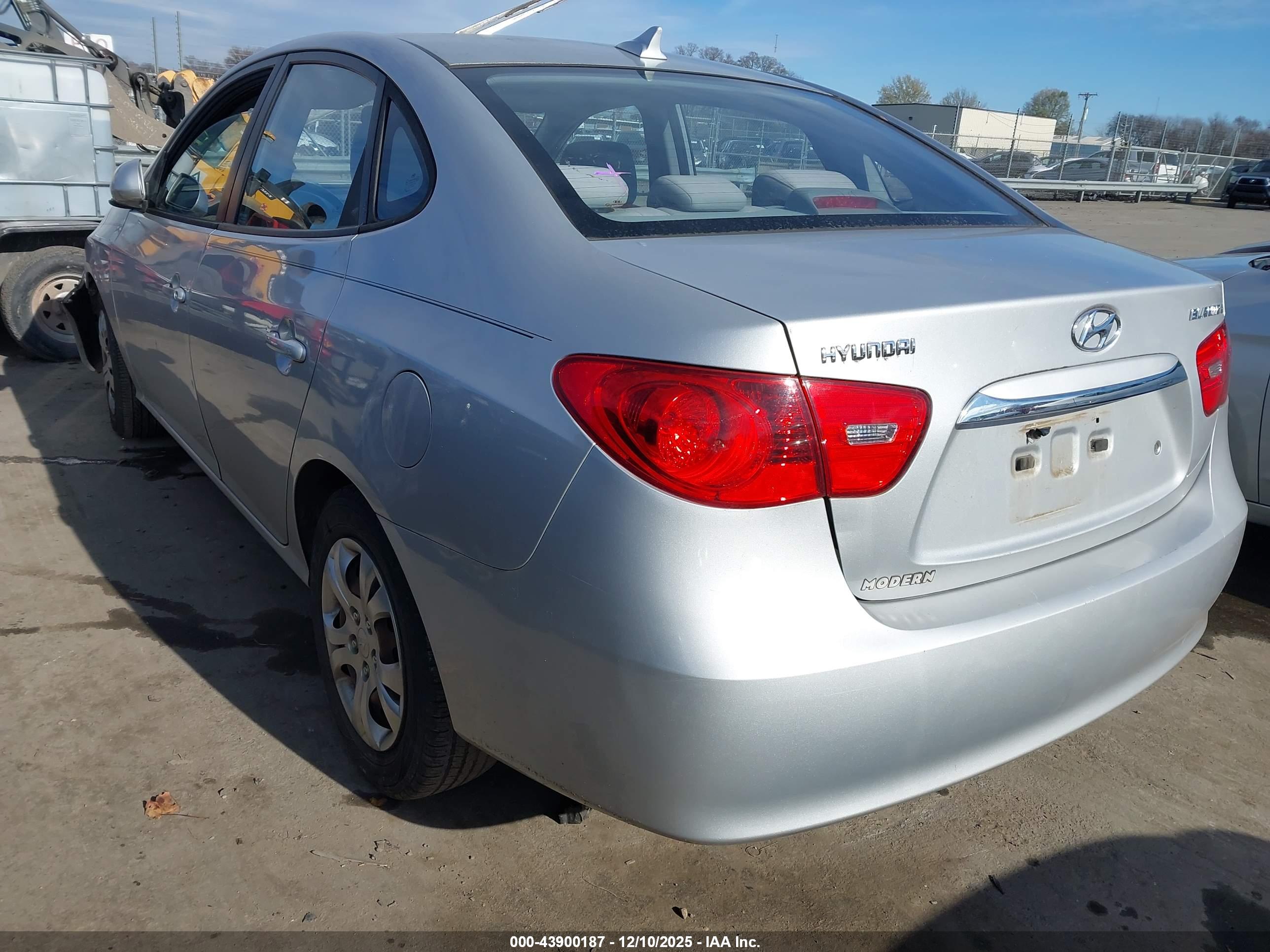 HYUNDAI ELANTRA image 3