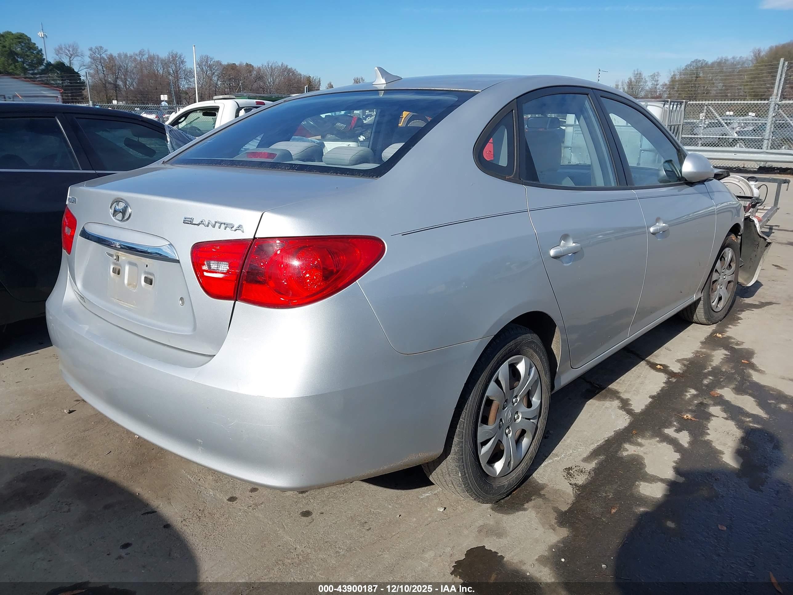 HYUNDAI ELANTRA image 4