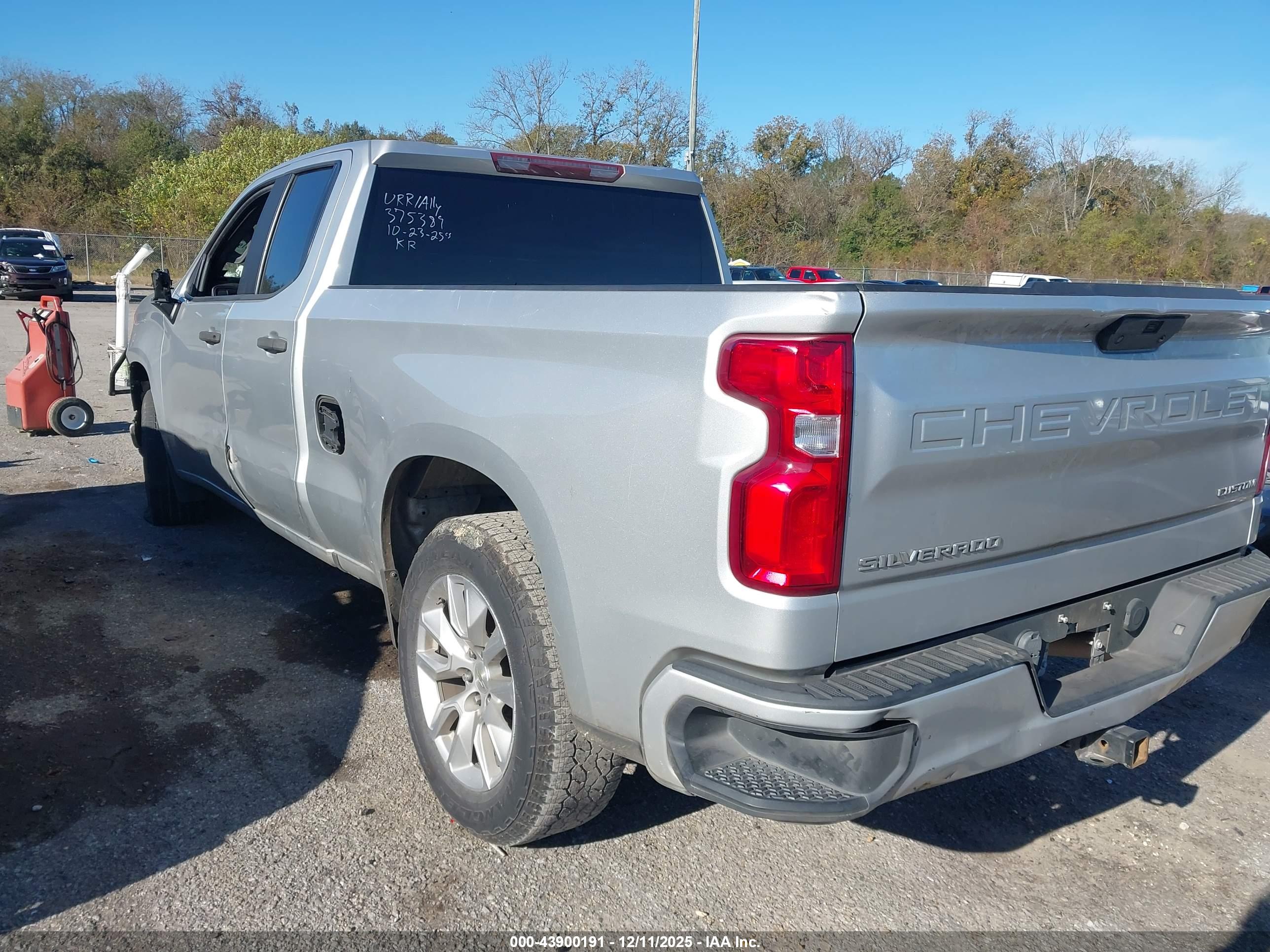 CHEVROLET SILVERADO image 3