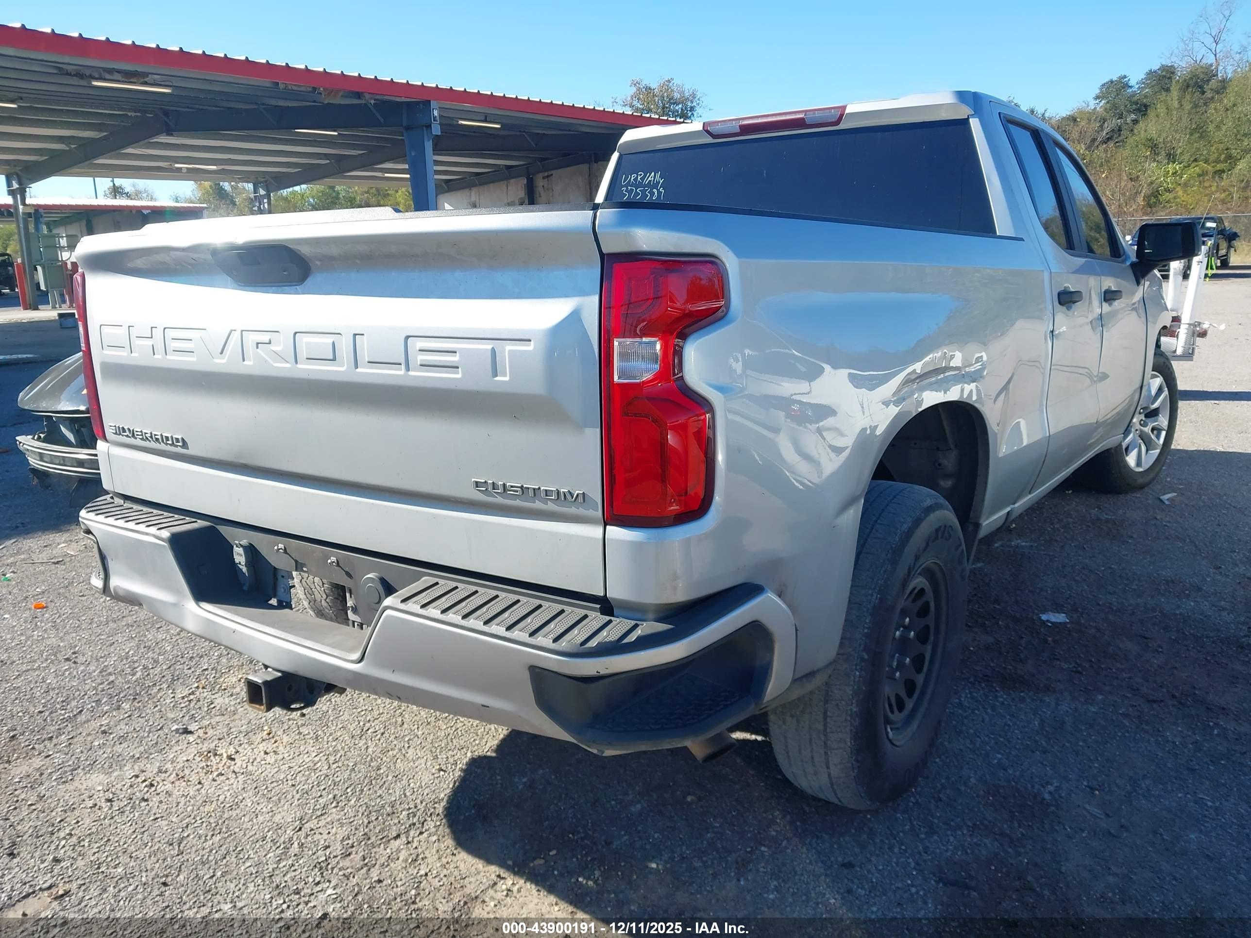 CHEVROLET SILVERADO image 4