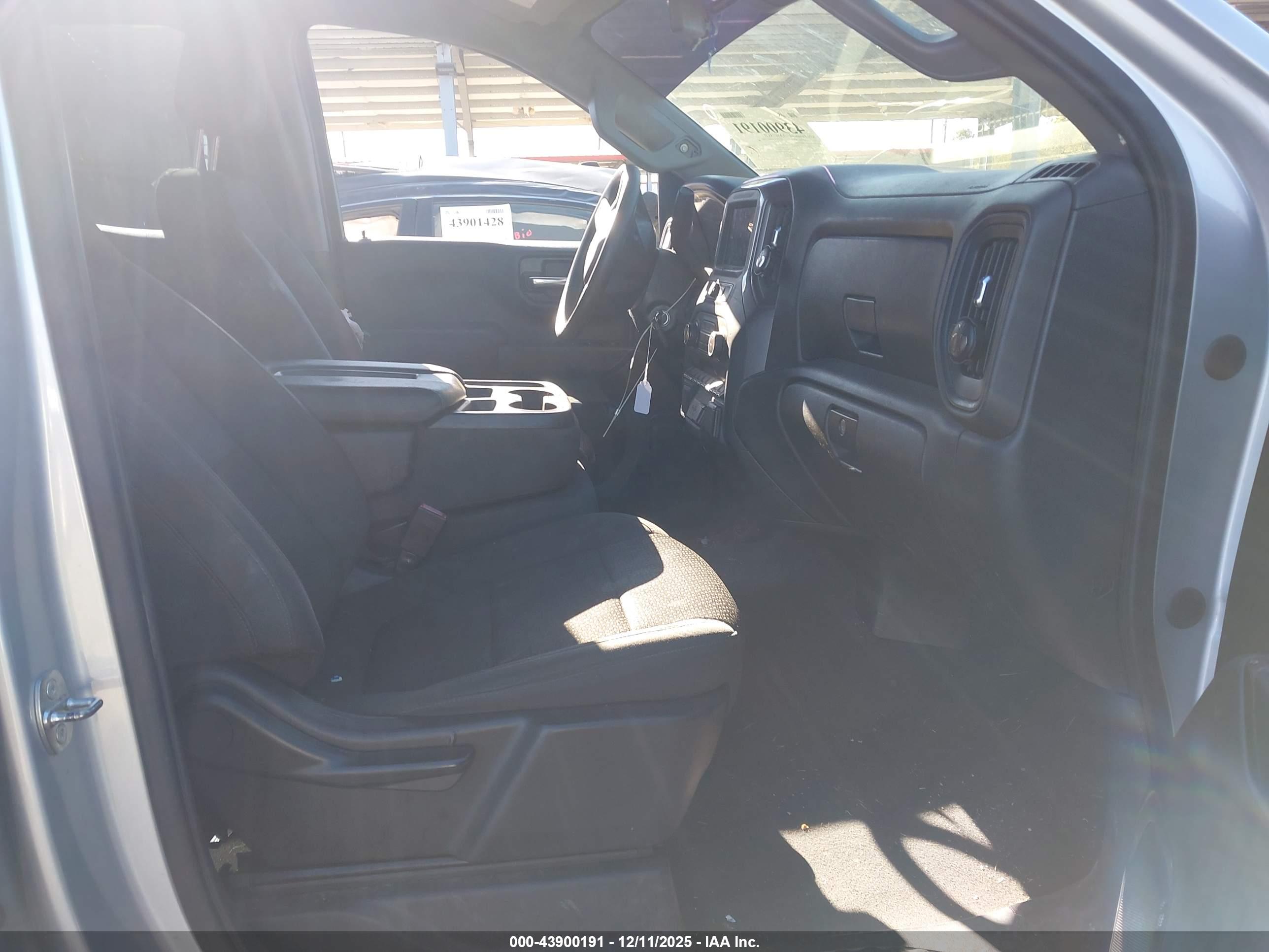 CHEVROLET SILVERADO image 5