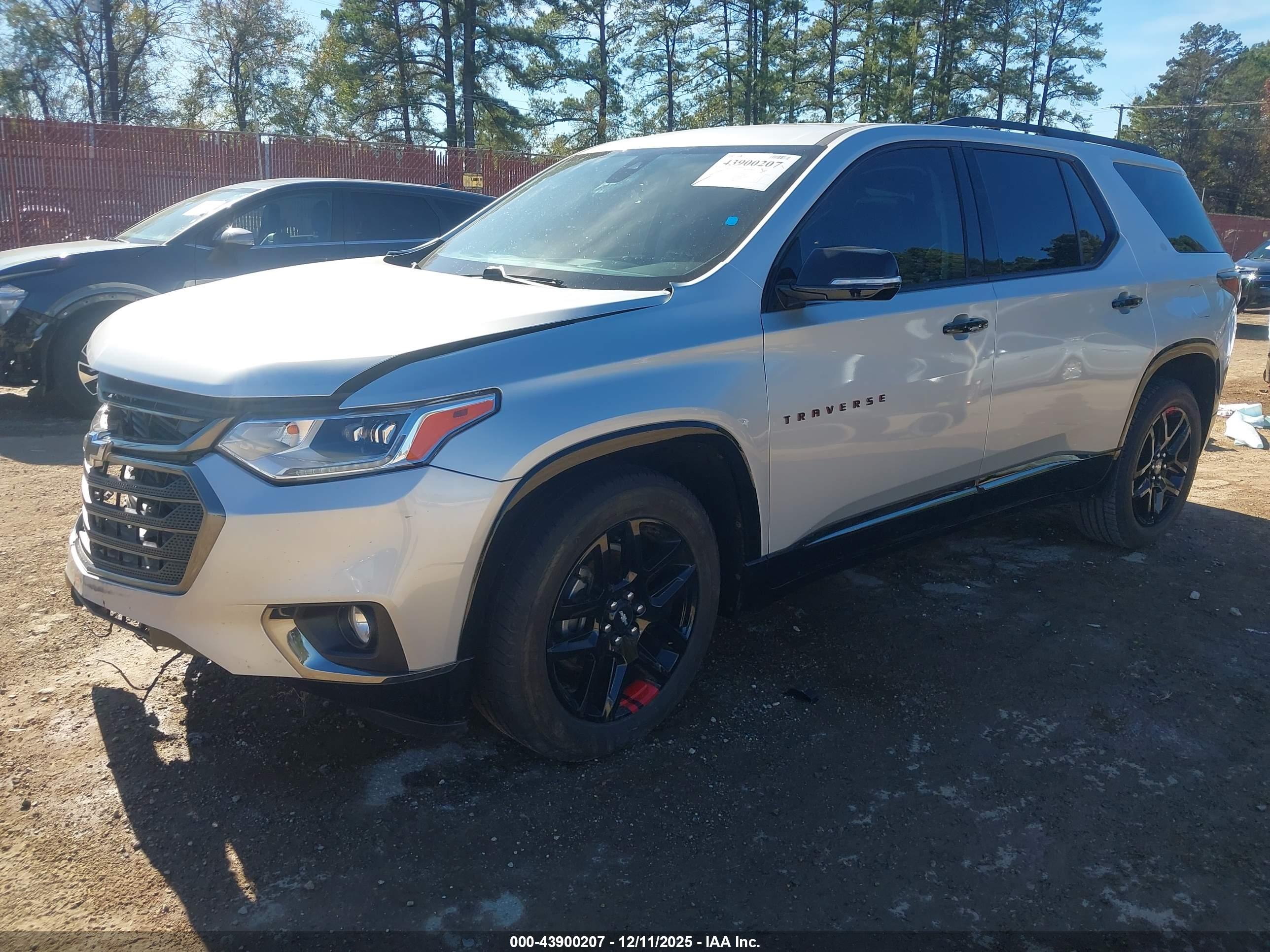 CHEVROLET TRAVERSE image 2