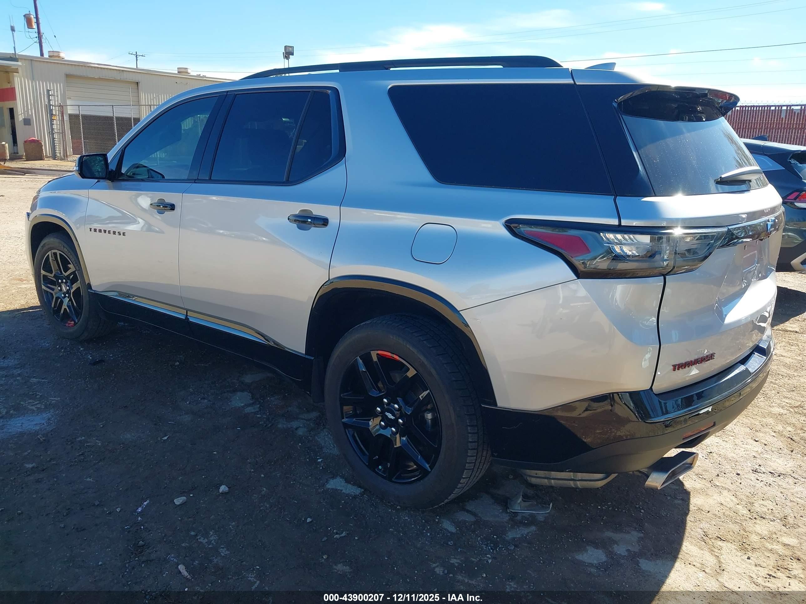 CHEVROLET TRAVERSE image 3