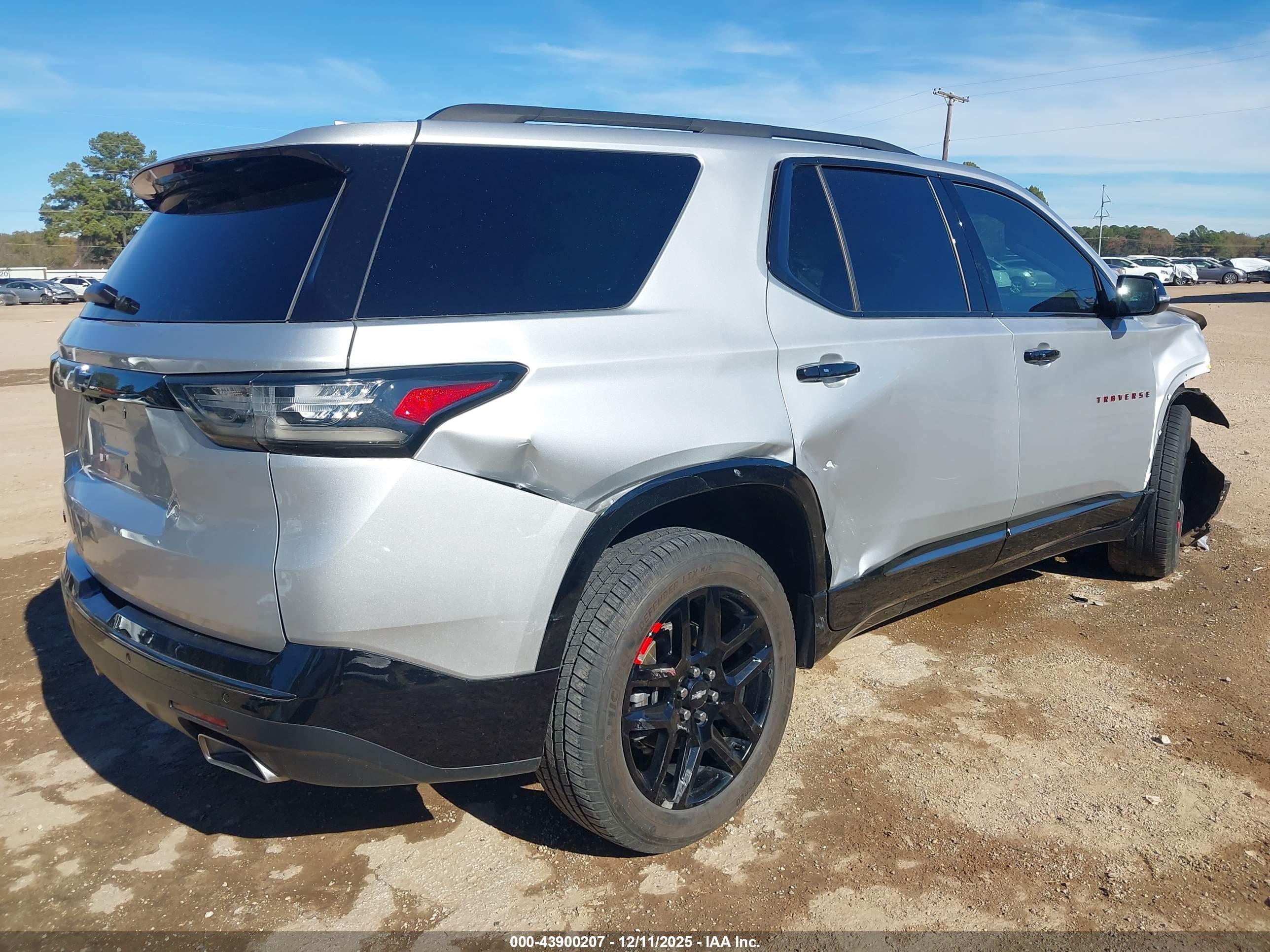 CHEVROLET TRAVERSE image 4