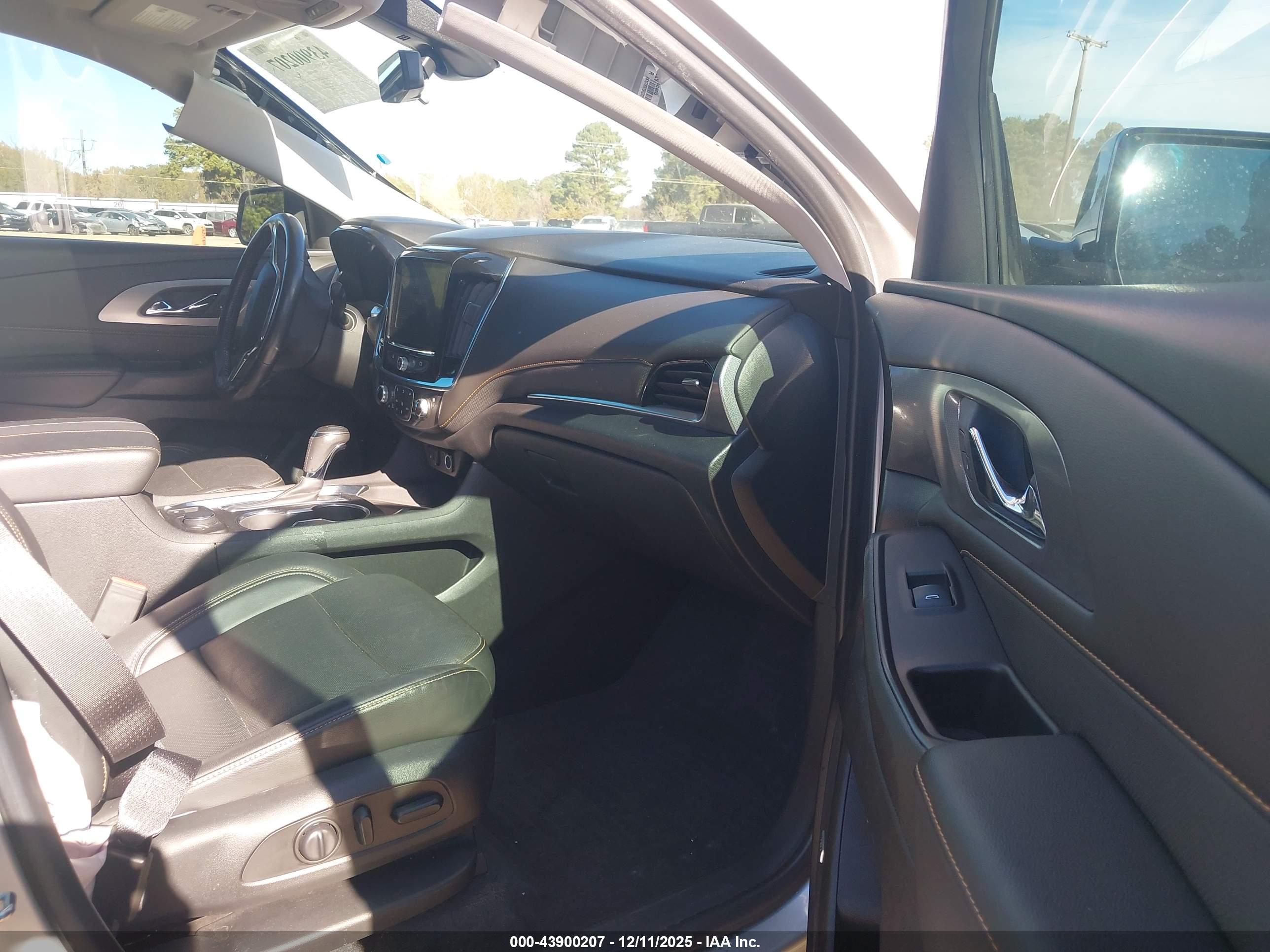 CHEVROLET TRAVERSE image 5