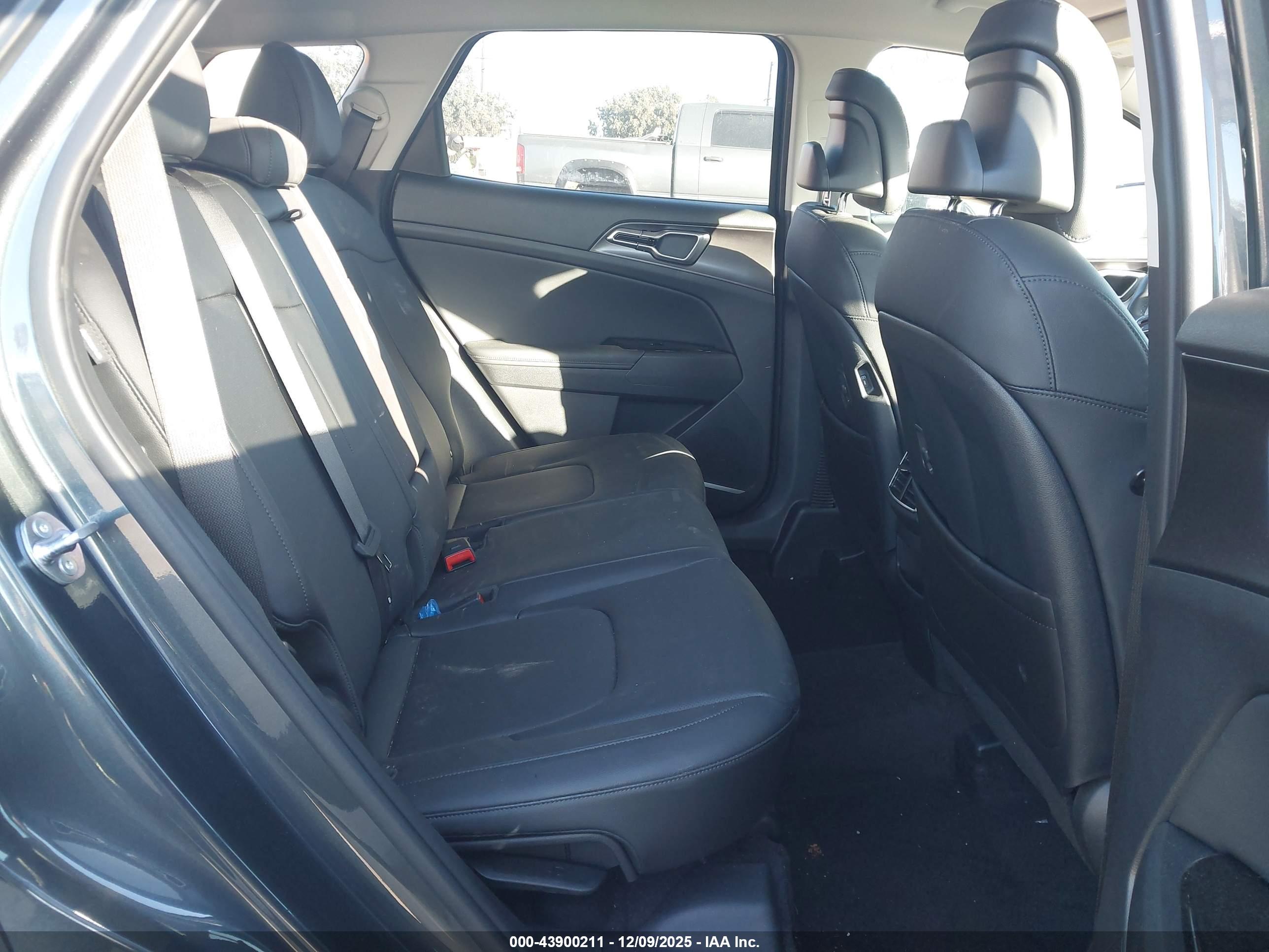 KIA SPORTAGE image 8
