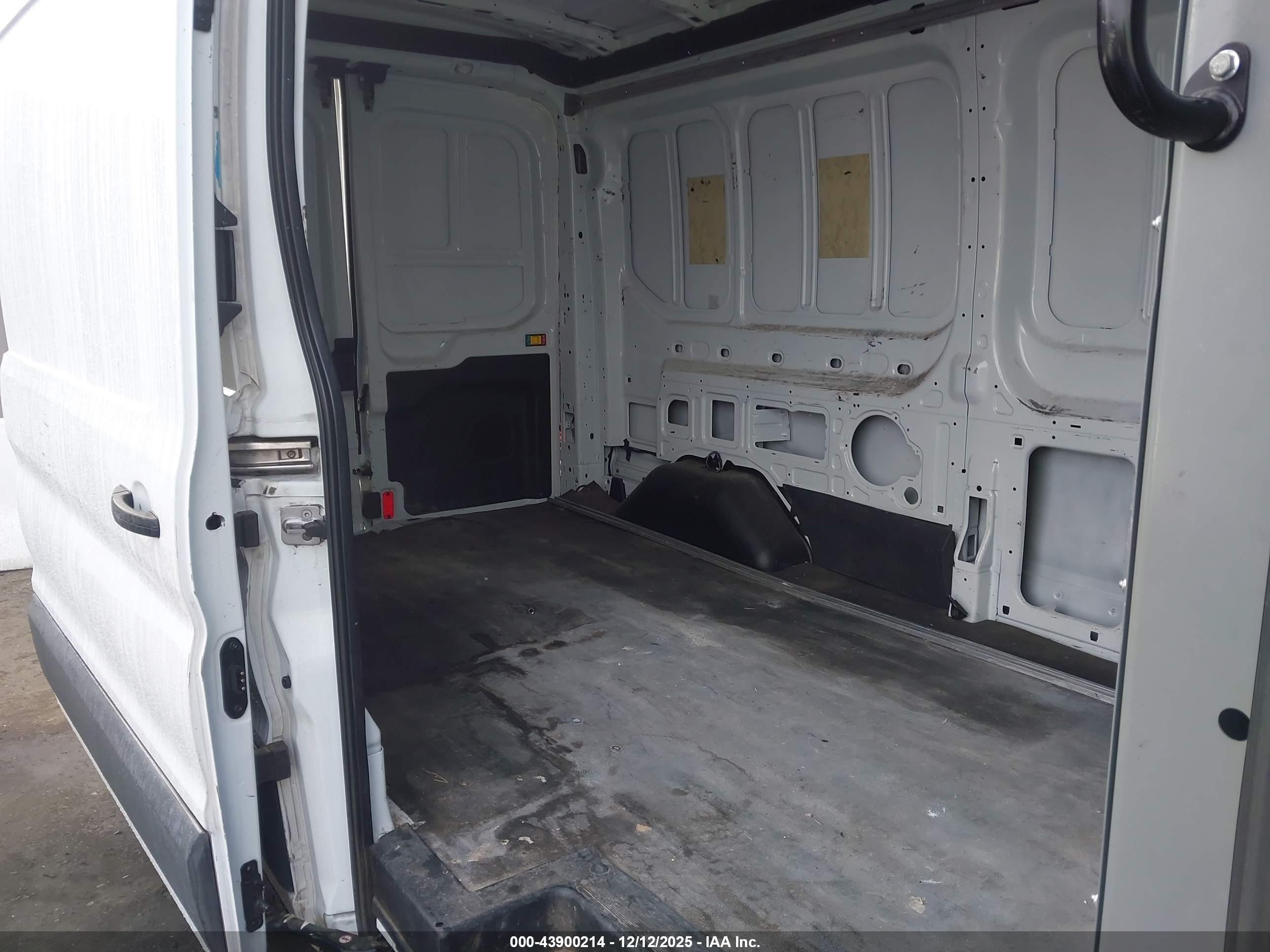 FORD TRANSIT-250 image 8
