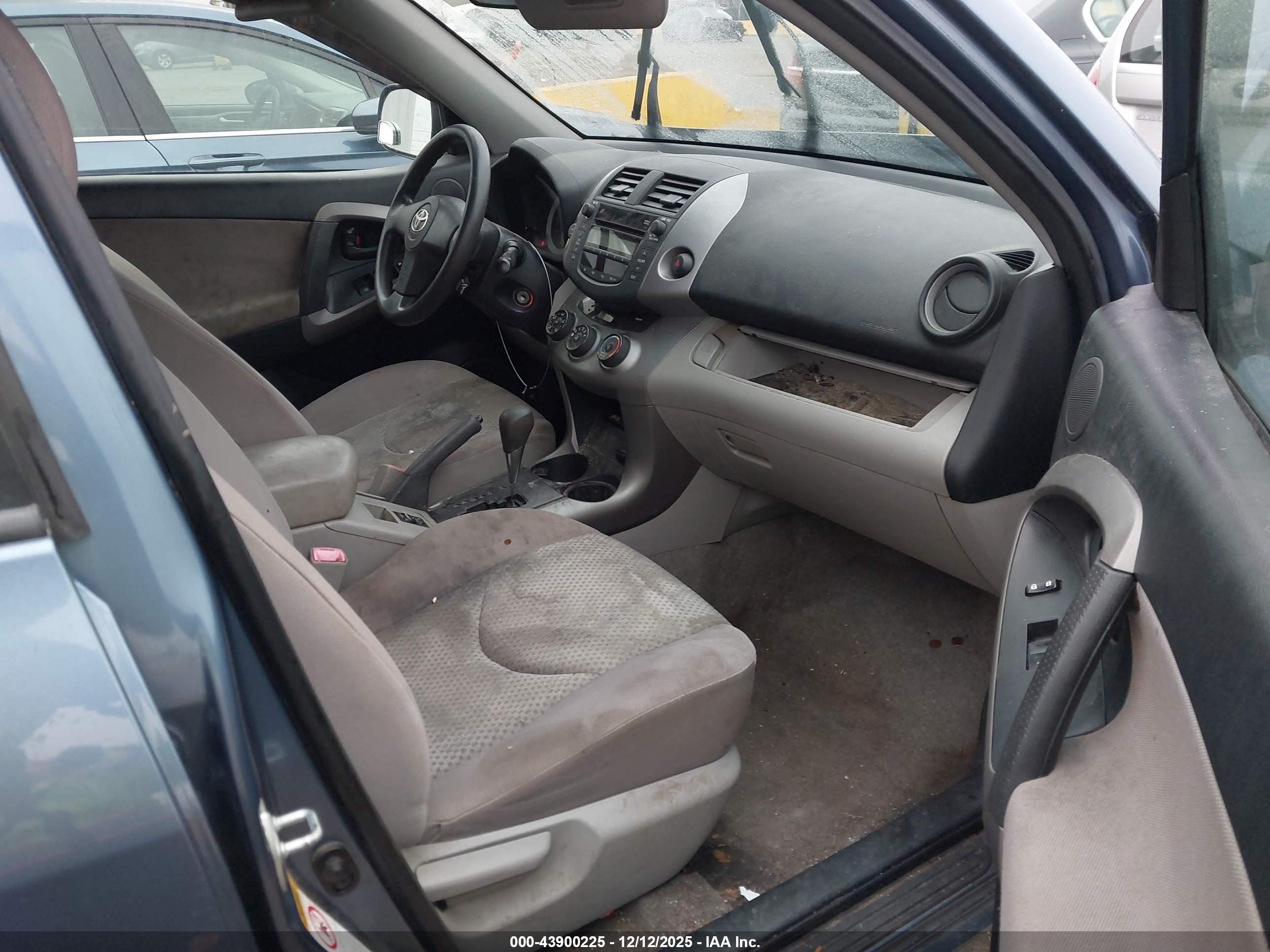 TOYOTA RAV4 image 5