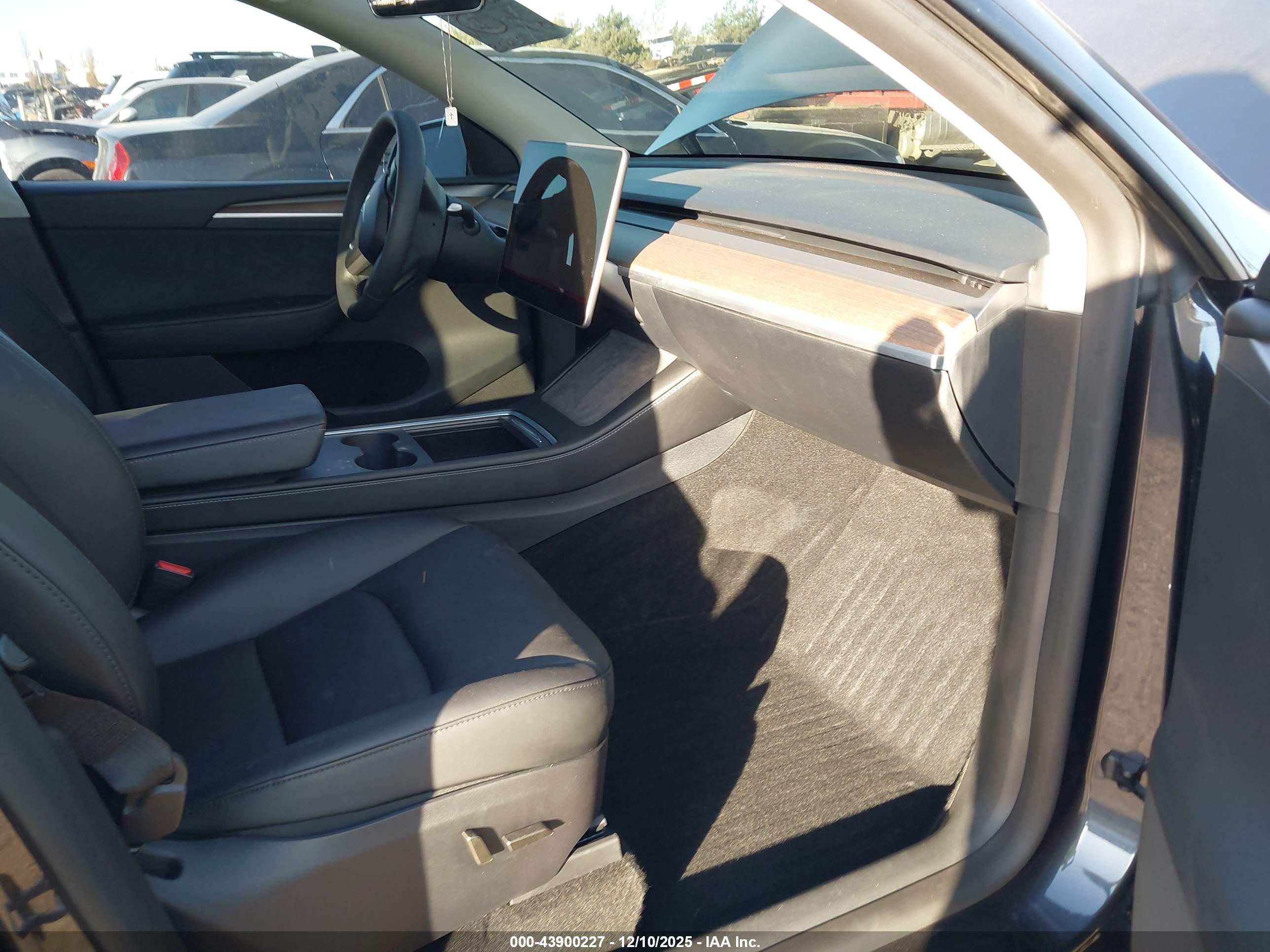 TESLA MODEL image 5