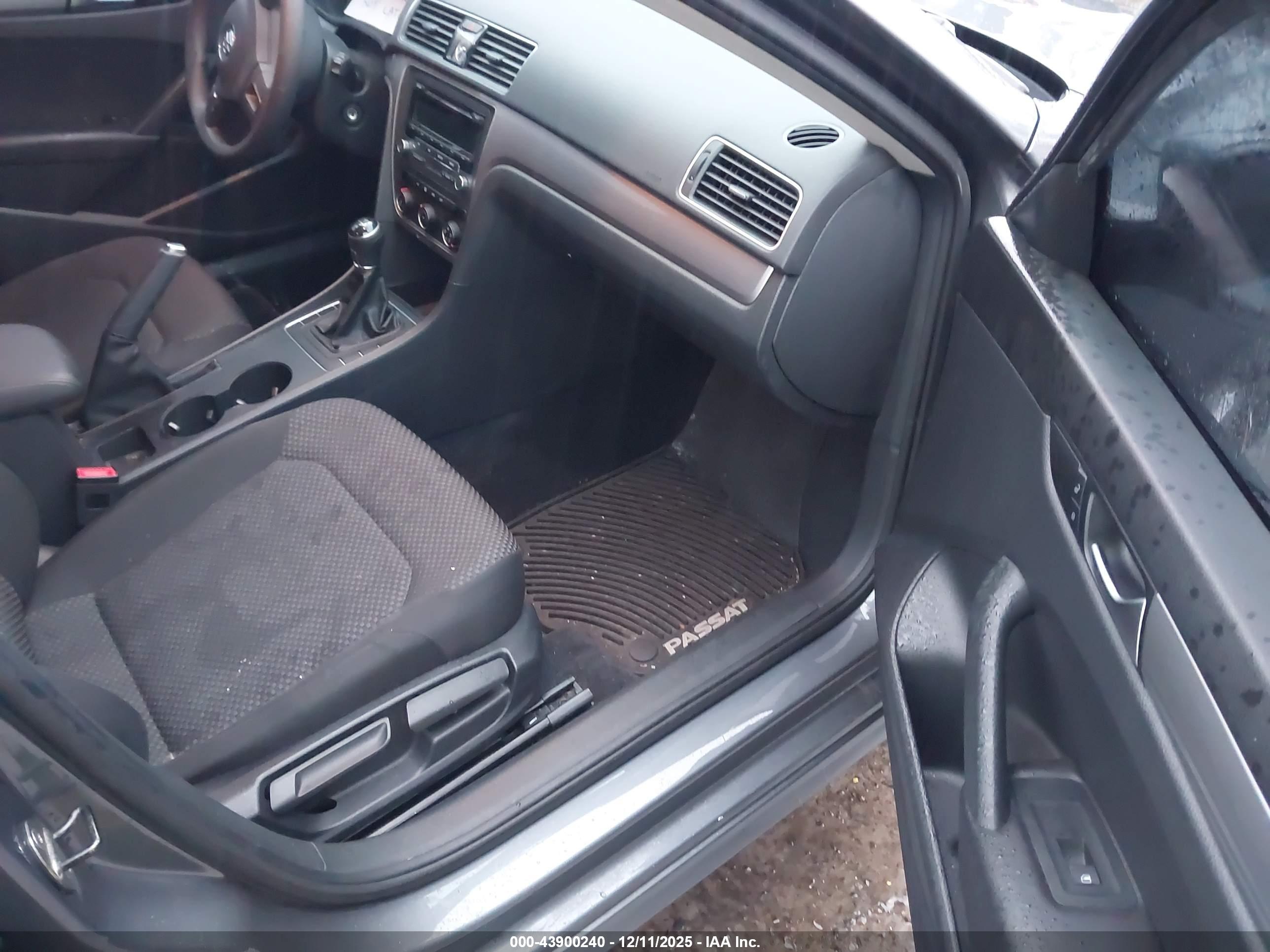 VOLKSWAGEN PASSAT image 5