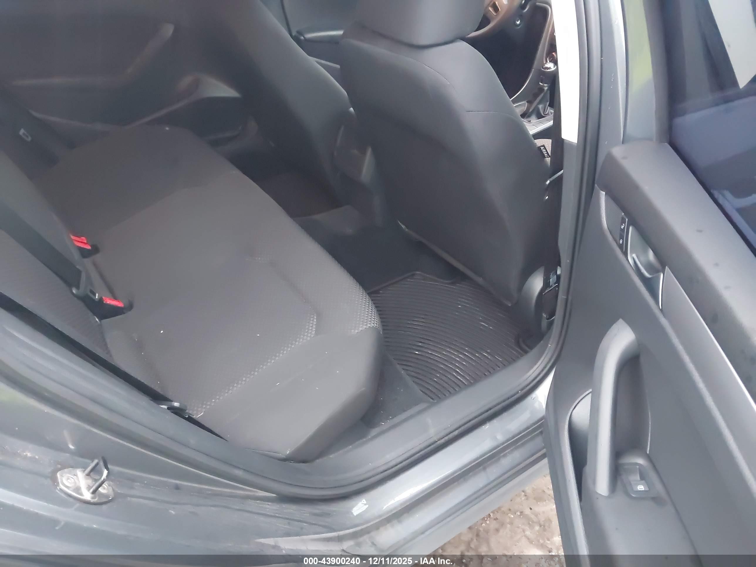 VOLKSWAGEN PASSAT image 8