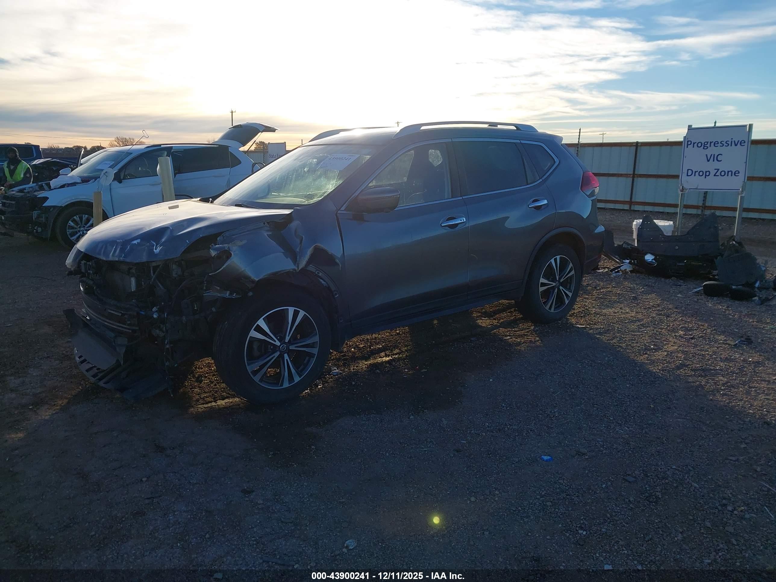 NISSAN ROGUE image 2