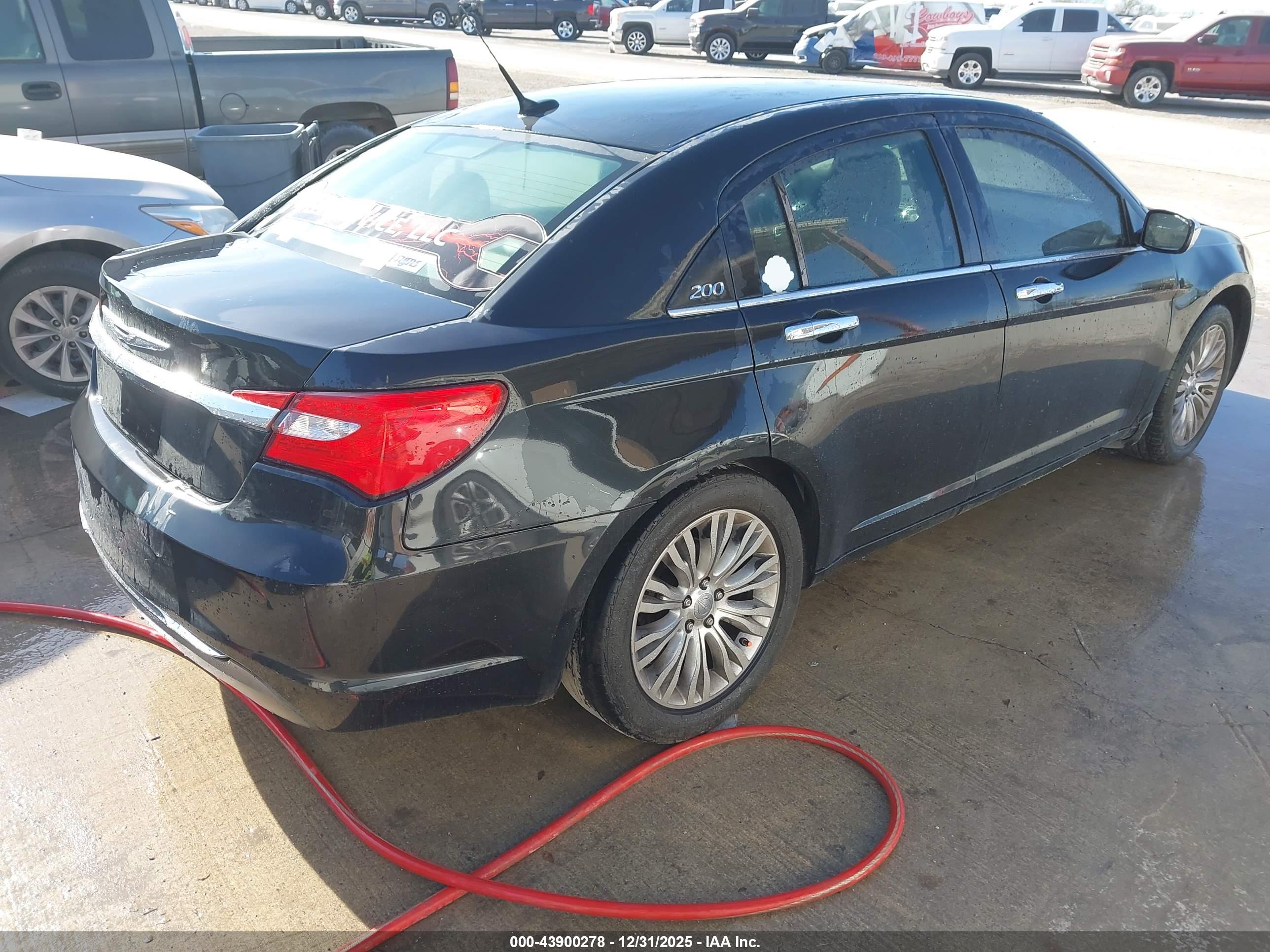 CHRYSLER 200 image 4