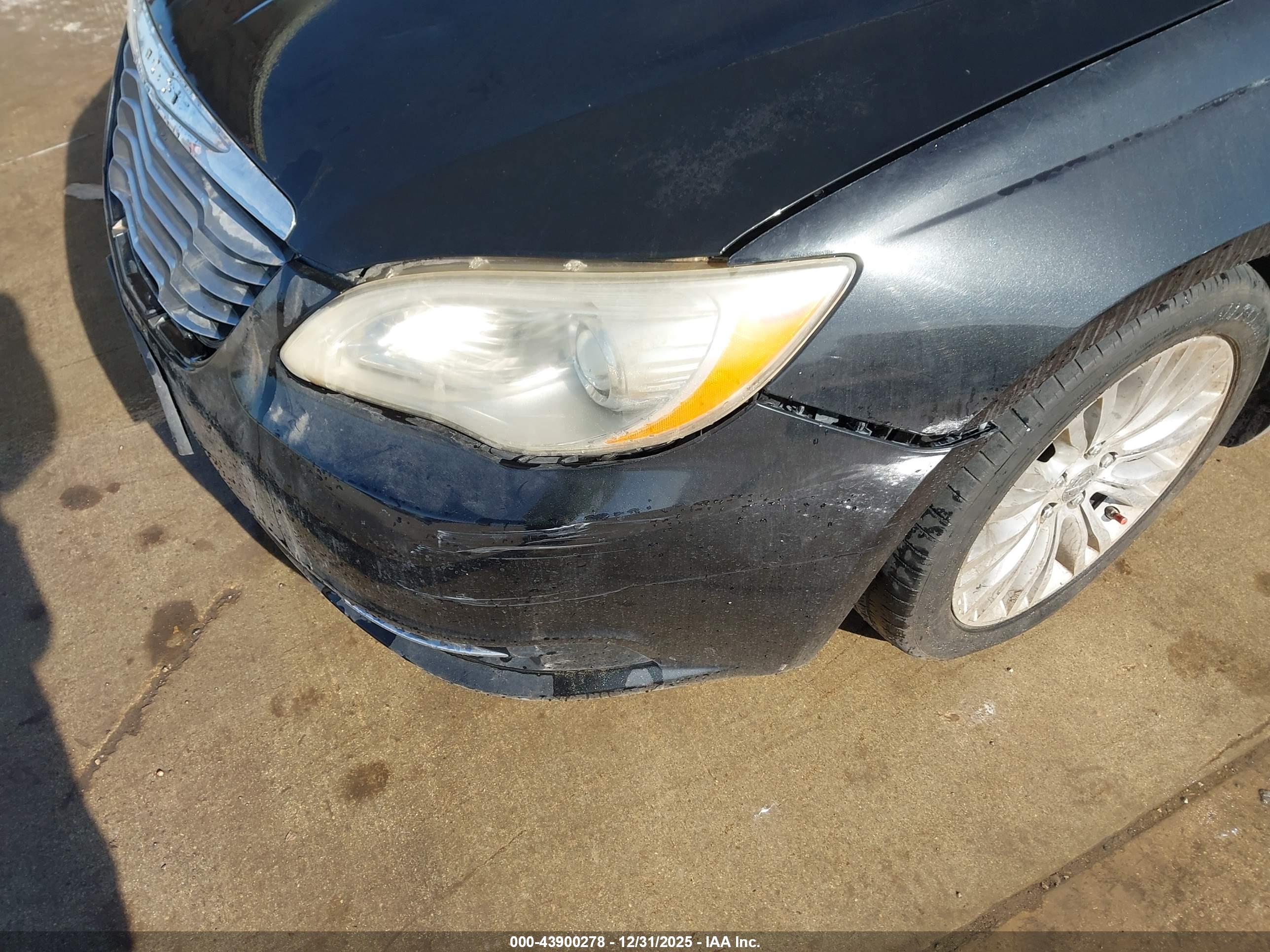 CHRYSLER 200 image 6