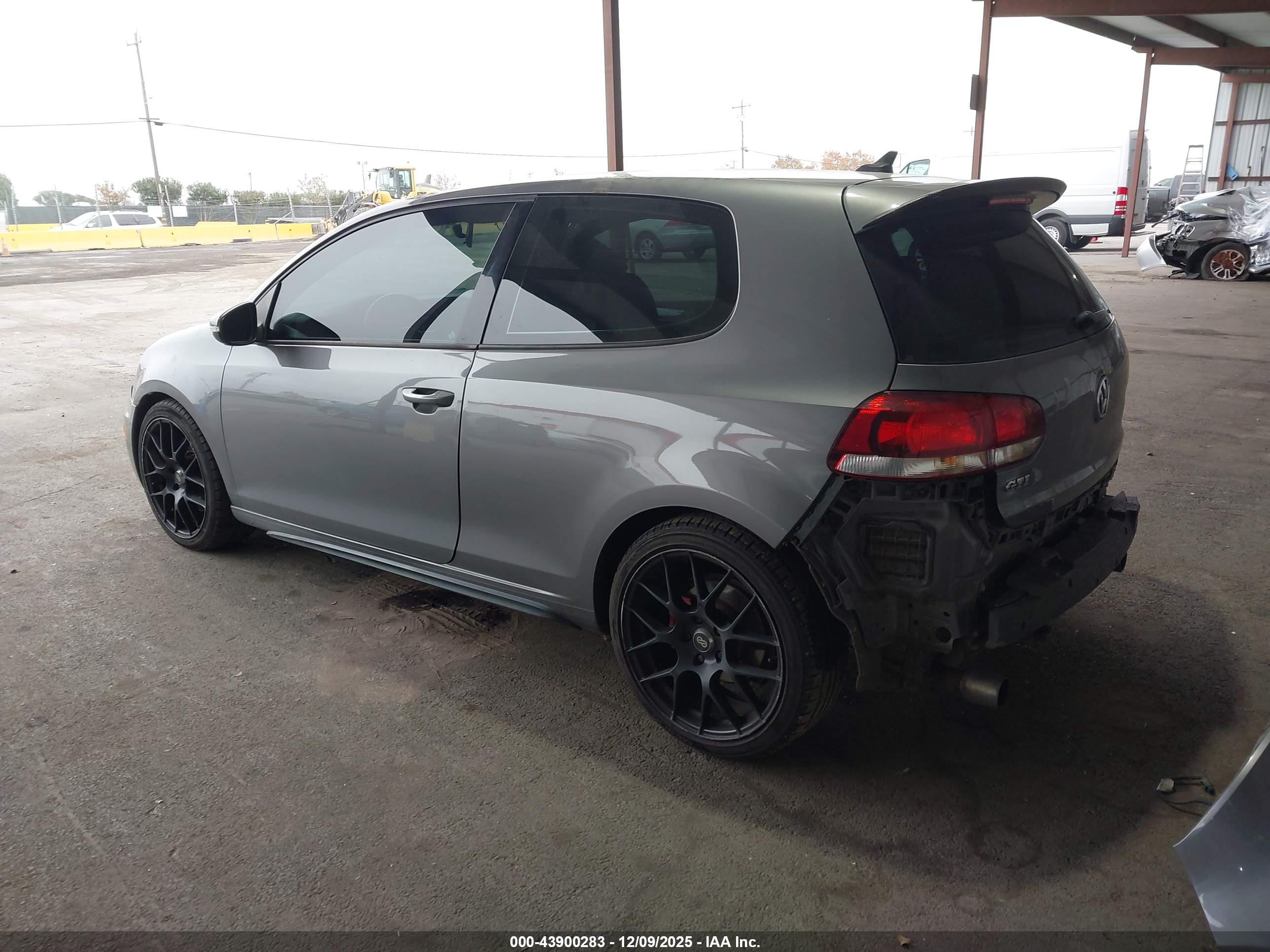 VOLKSWAGEN GTI image 3