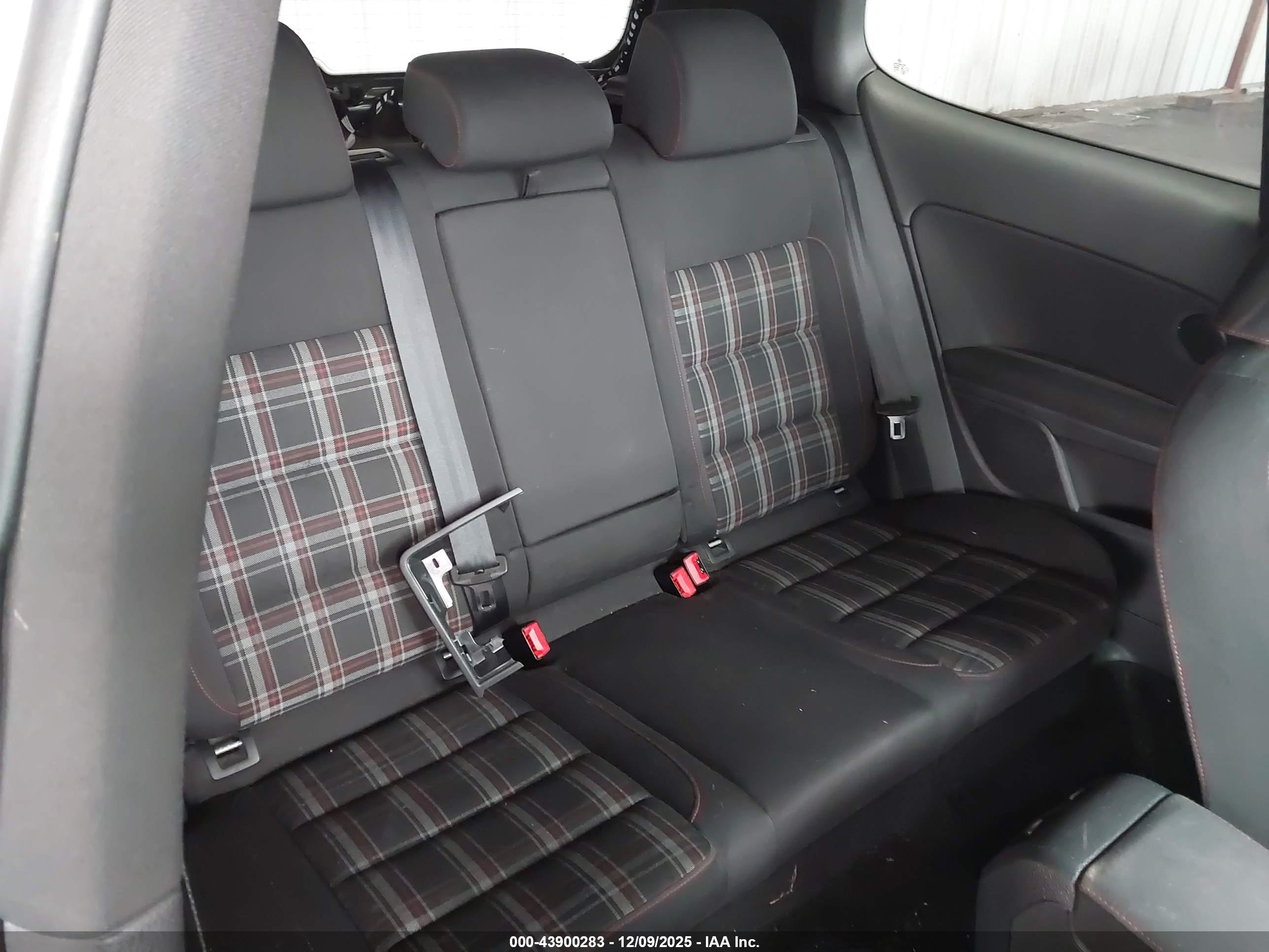 VOLKSWAGEN GTI image 8