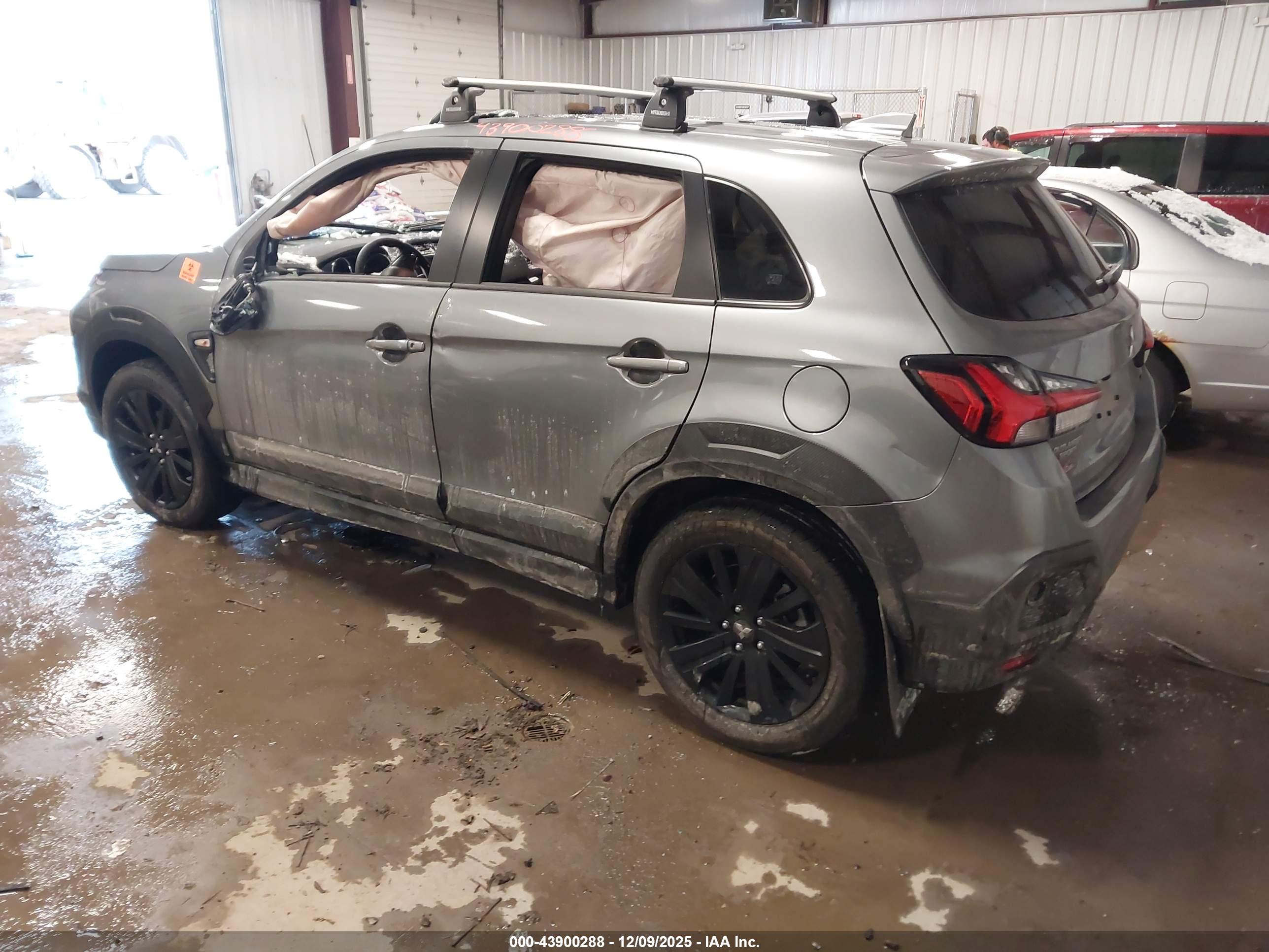MITSUBISHI OUTLANDER image 3