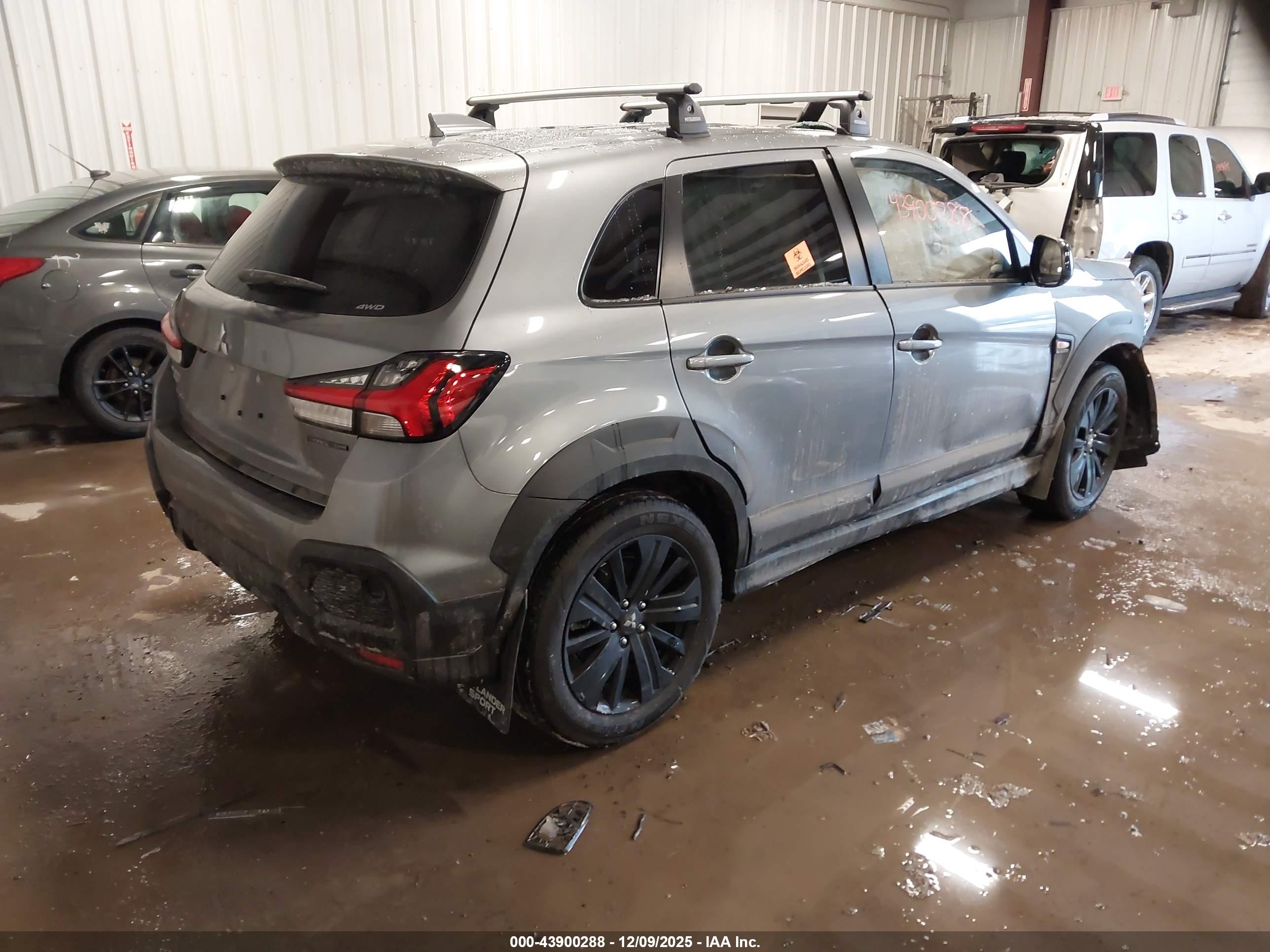MITSUBISHI OUTLANDER image 4