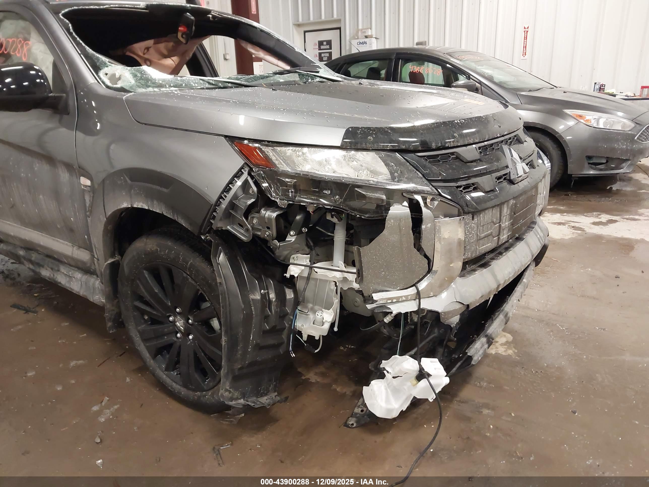 MITSUBISHI OUTLANDER image 6