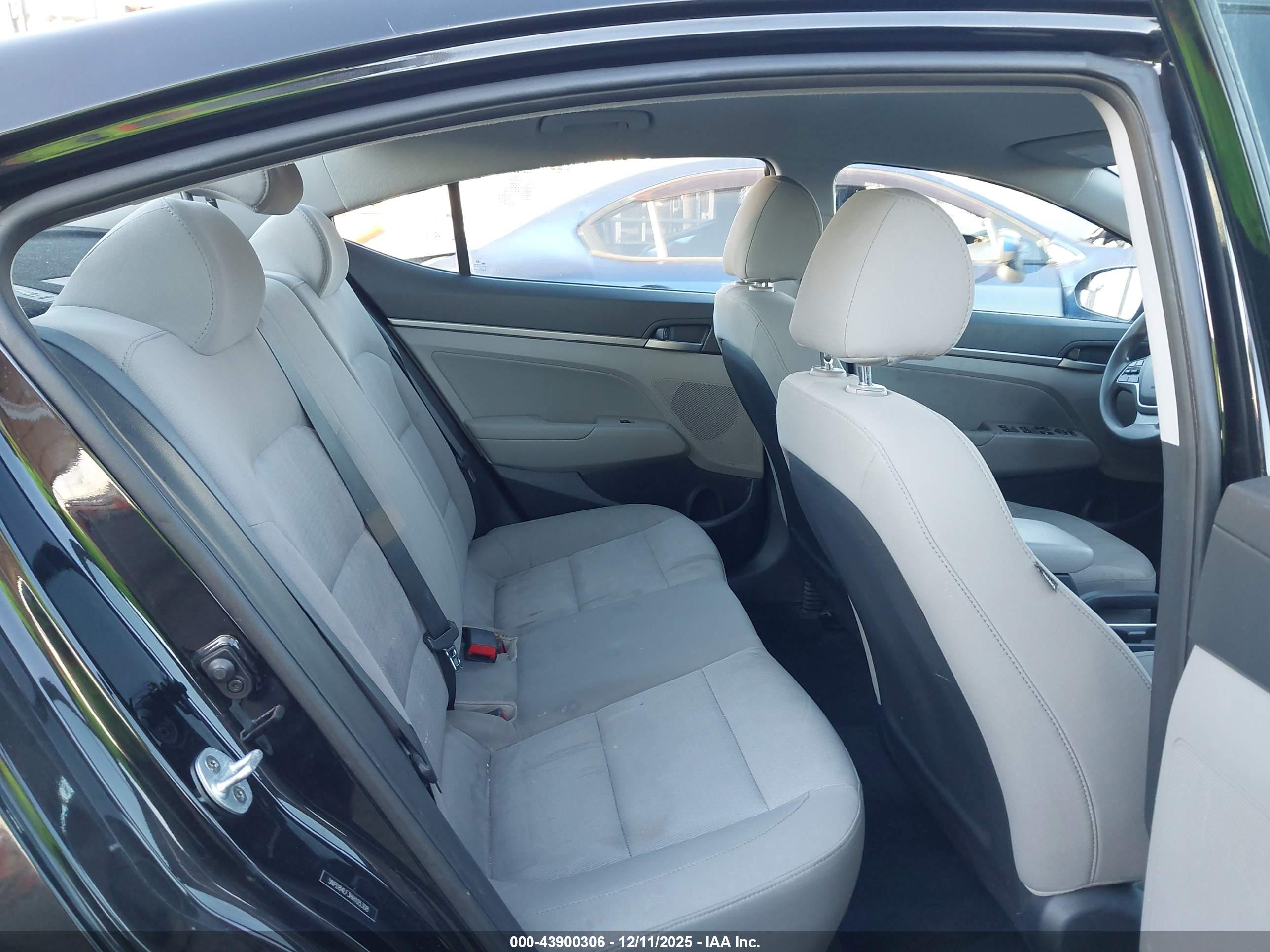 HYUNDAI ELANTRA image 8