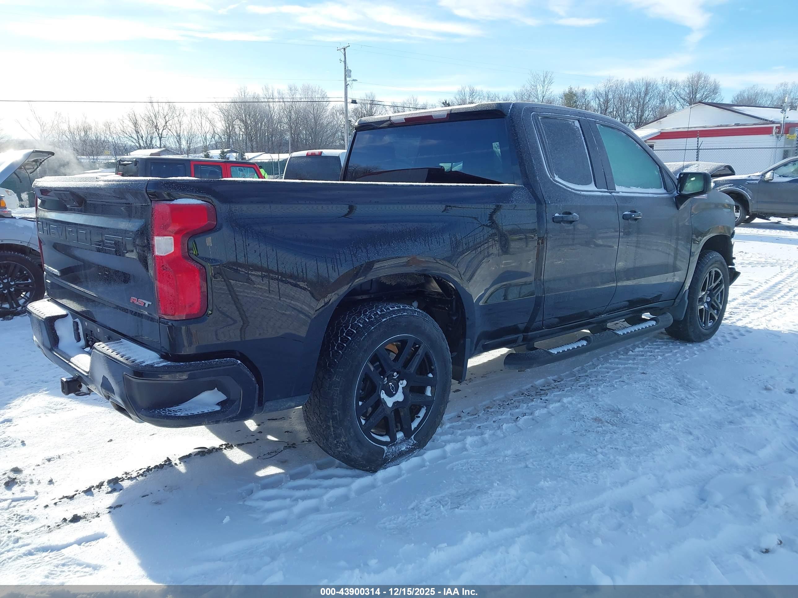 CHEVROLET SILVERADO image 4