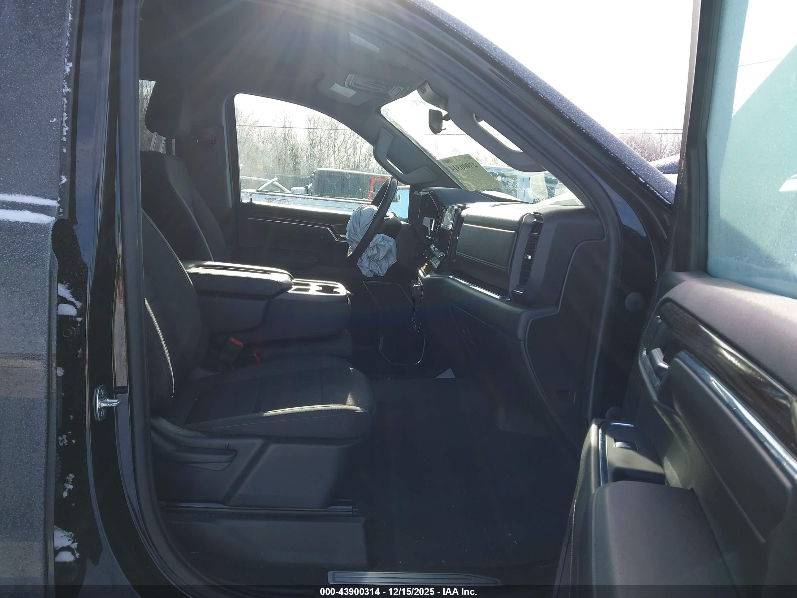 CHEVROLET SILVERADO image 5