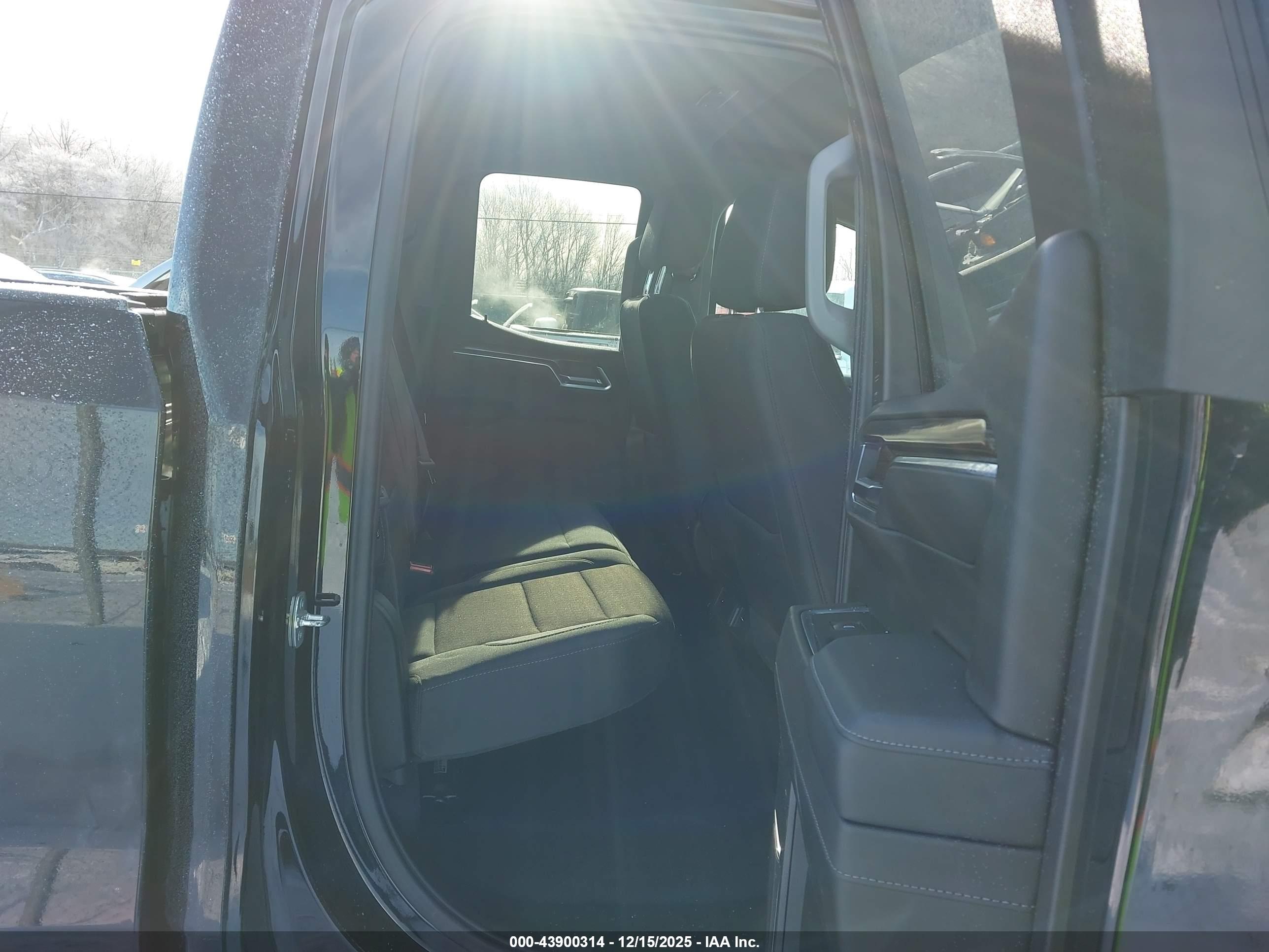 CHEVROLET SILVERADO image 8