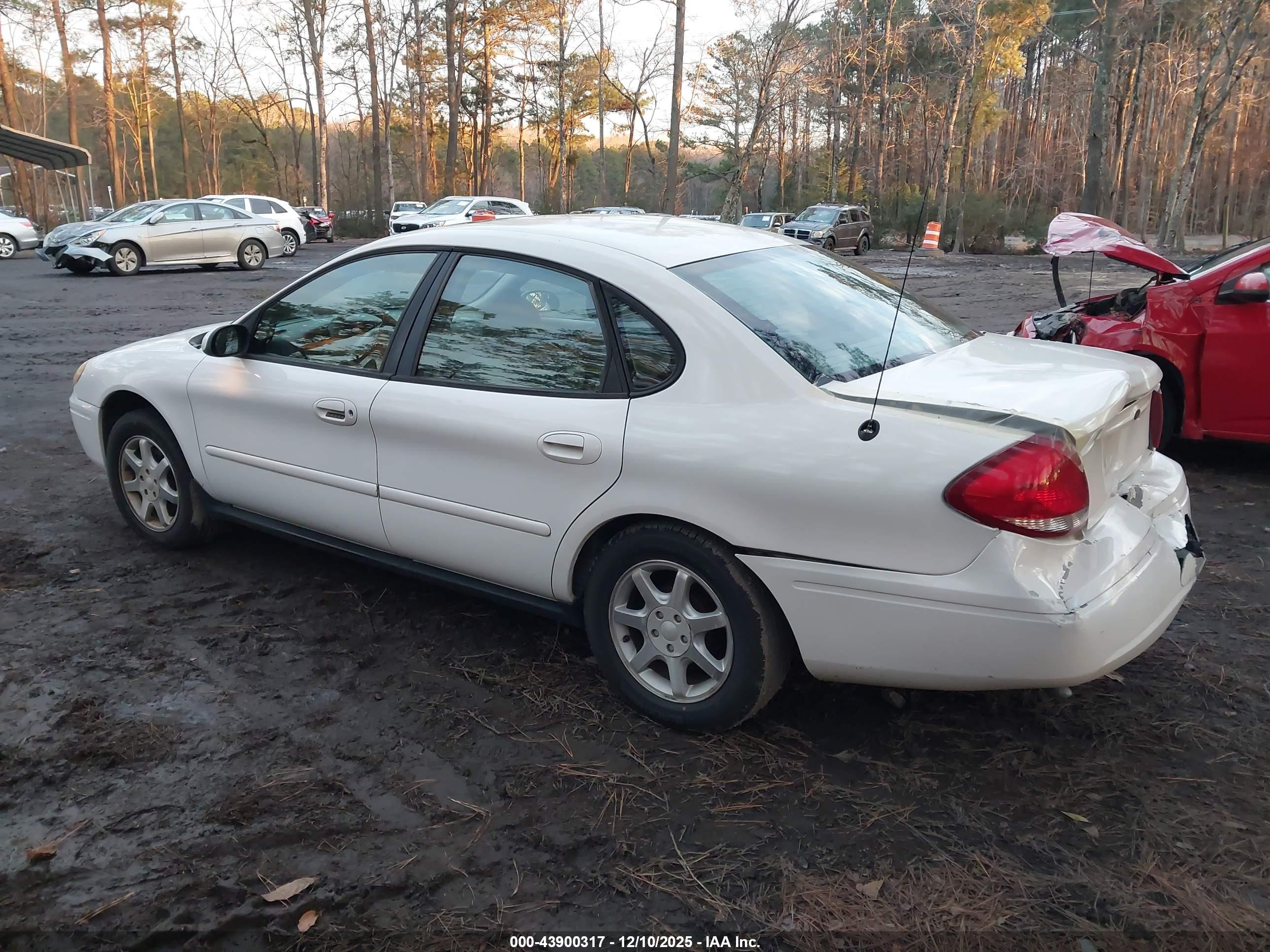 FORD TAURUS image 3
