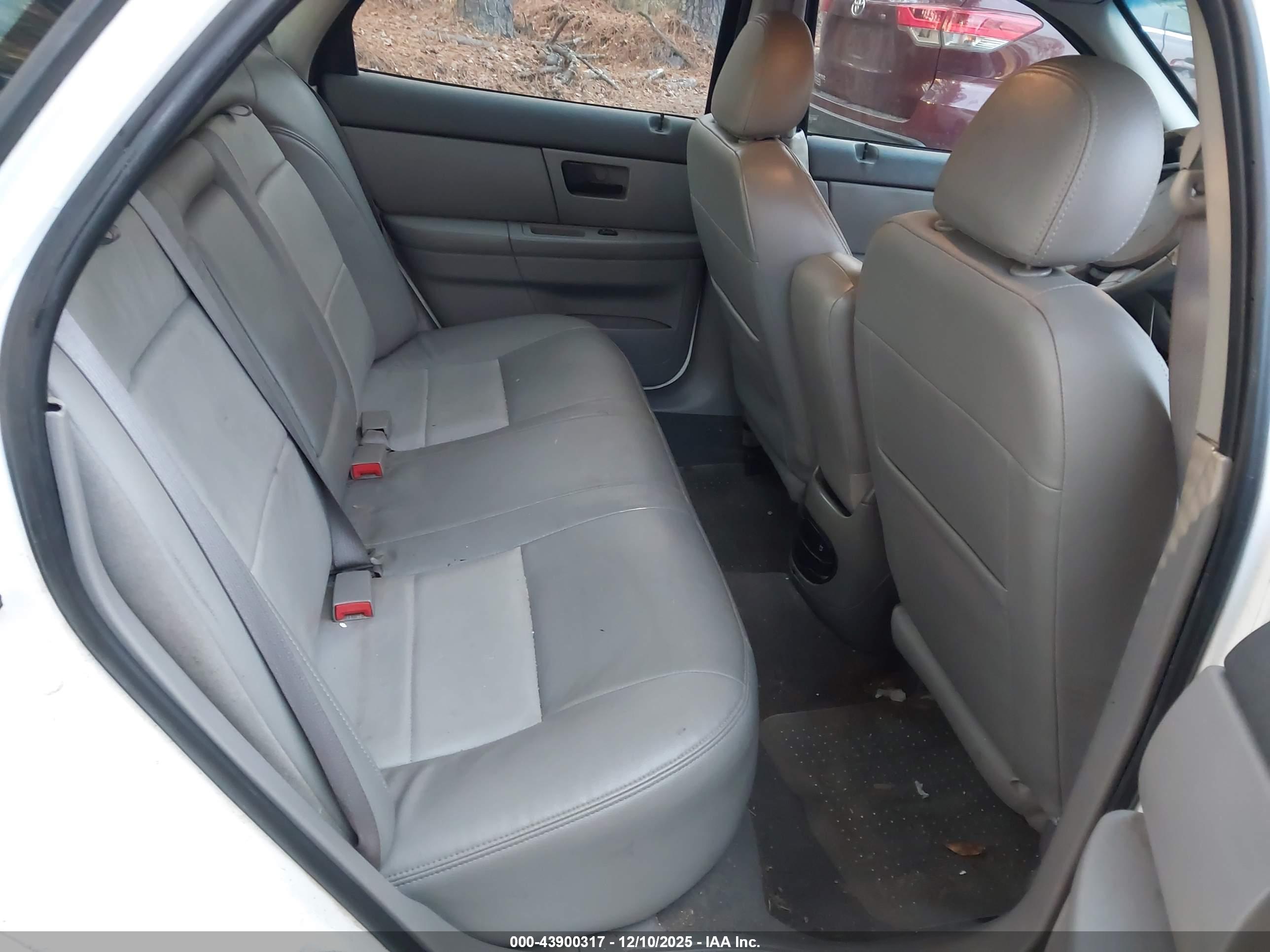 FORD TAURUS image 8