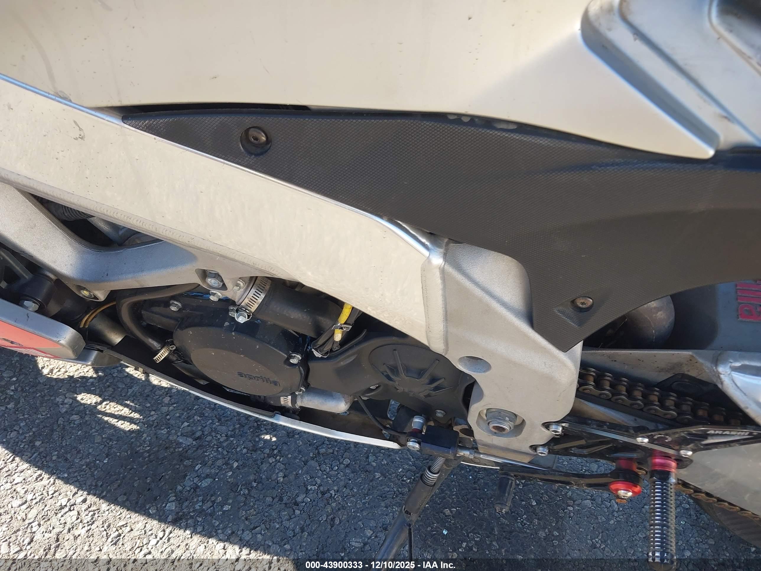 APRILIA RSV4 image 9