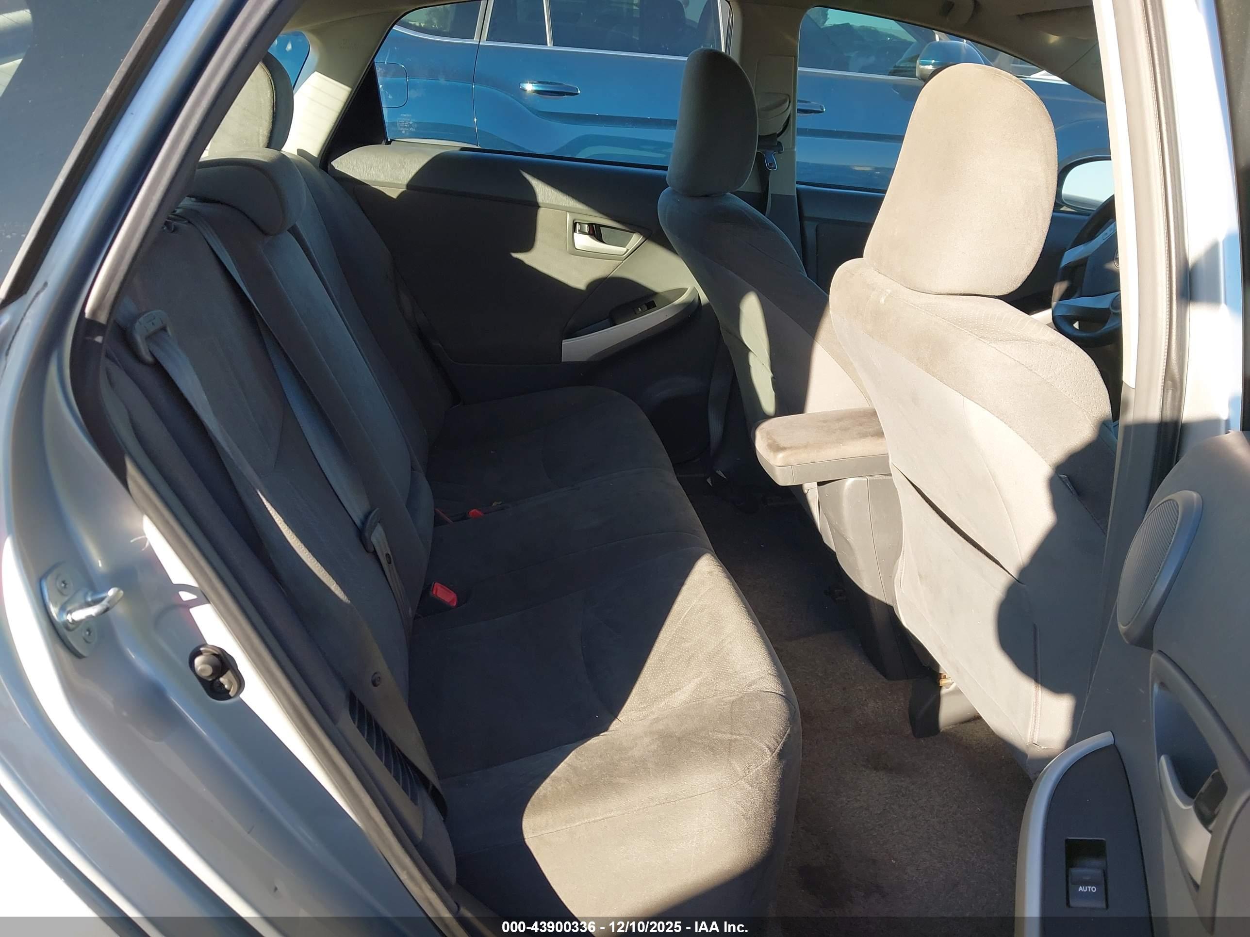 TOYOTA PRIUS image 8