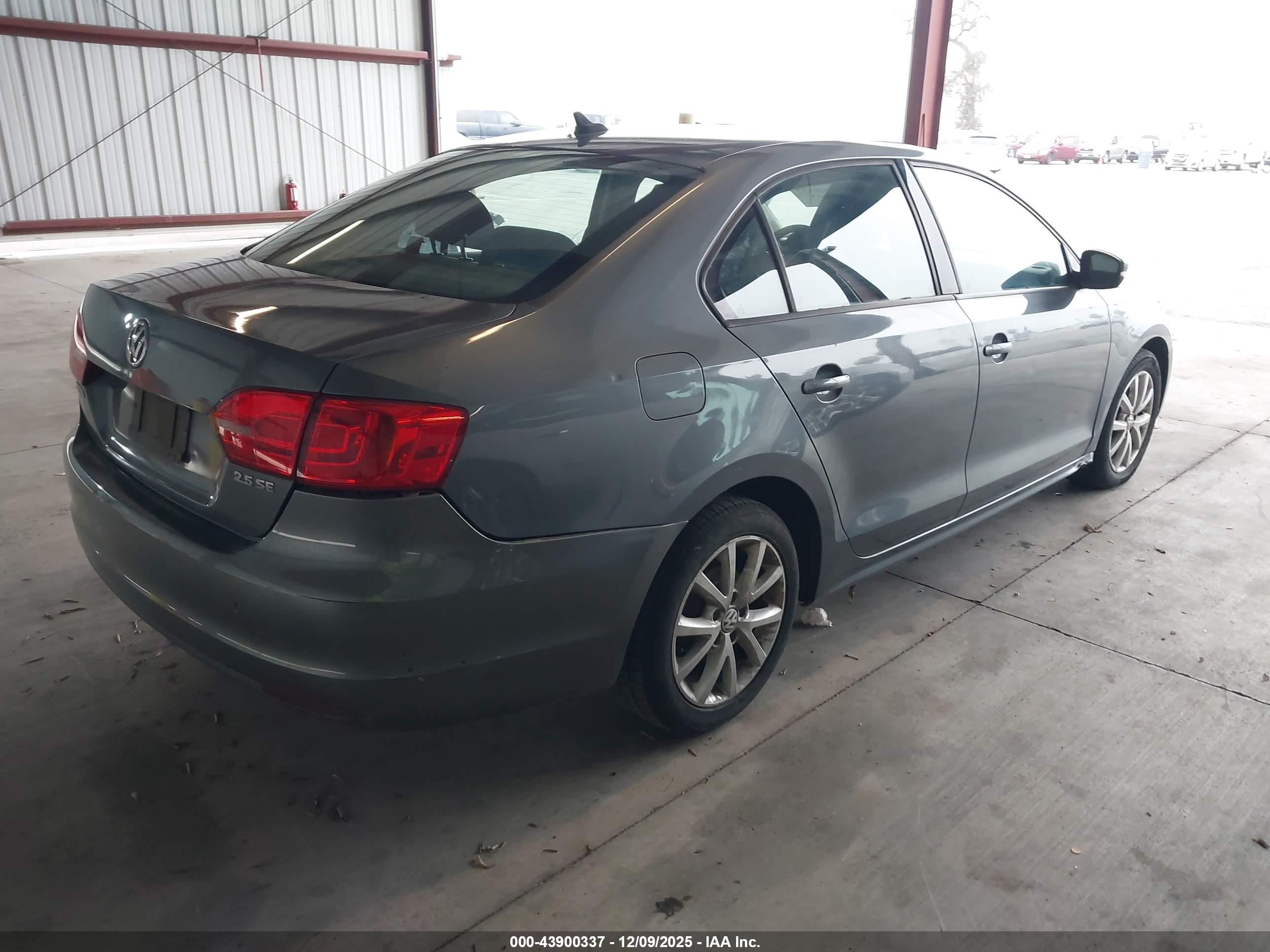 VOLKSWAGEN JETTA image 4