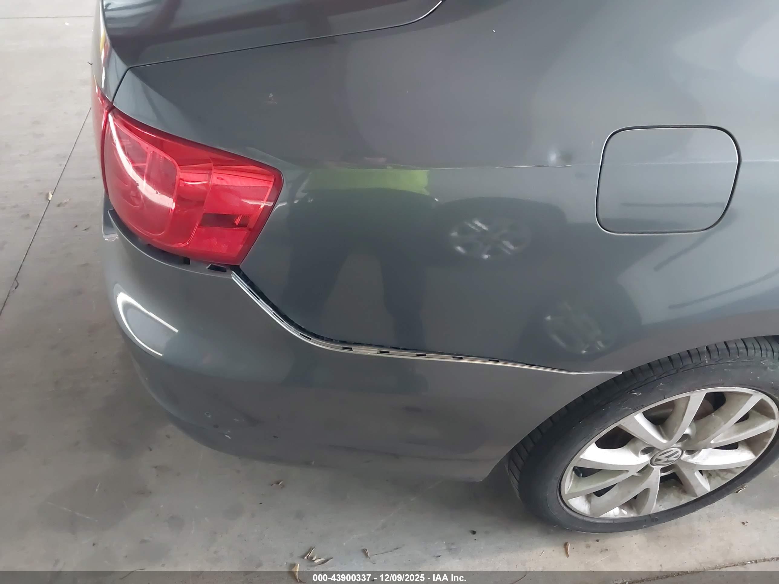 VOLKSWAGEN JETTA image 6