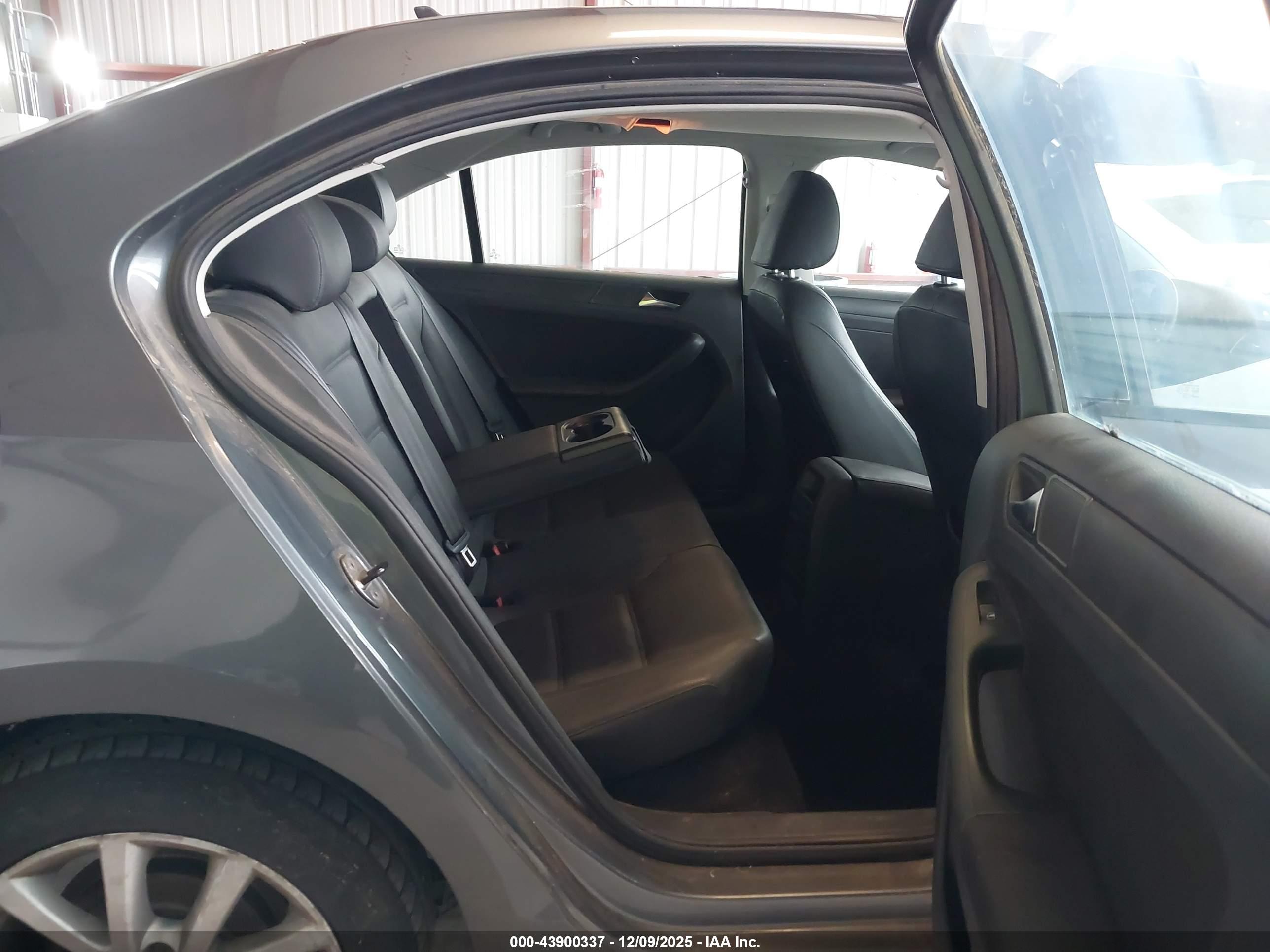 VOLKSWAGEN JETTA image 8