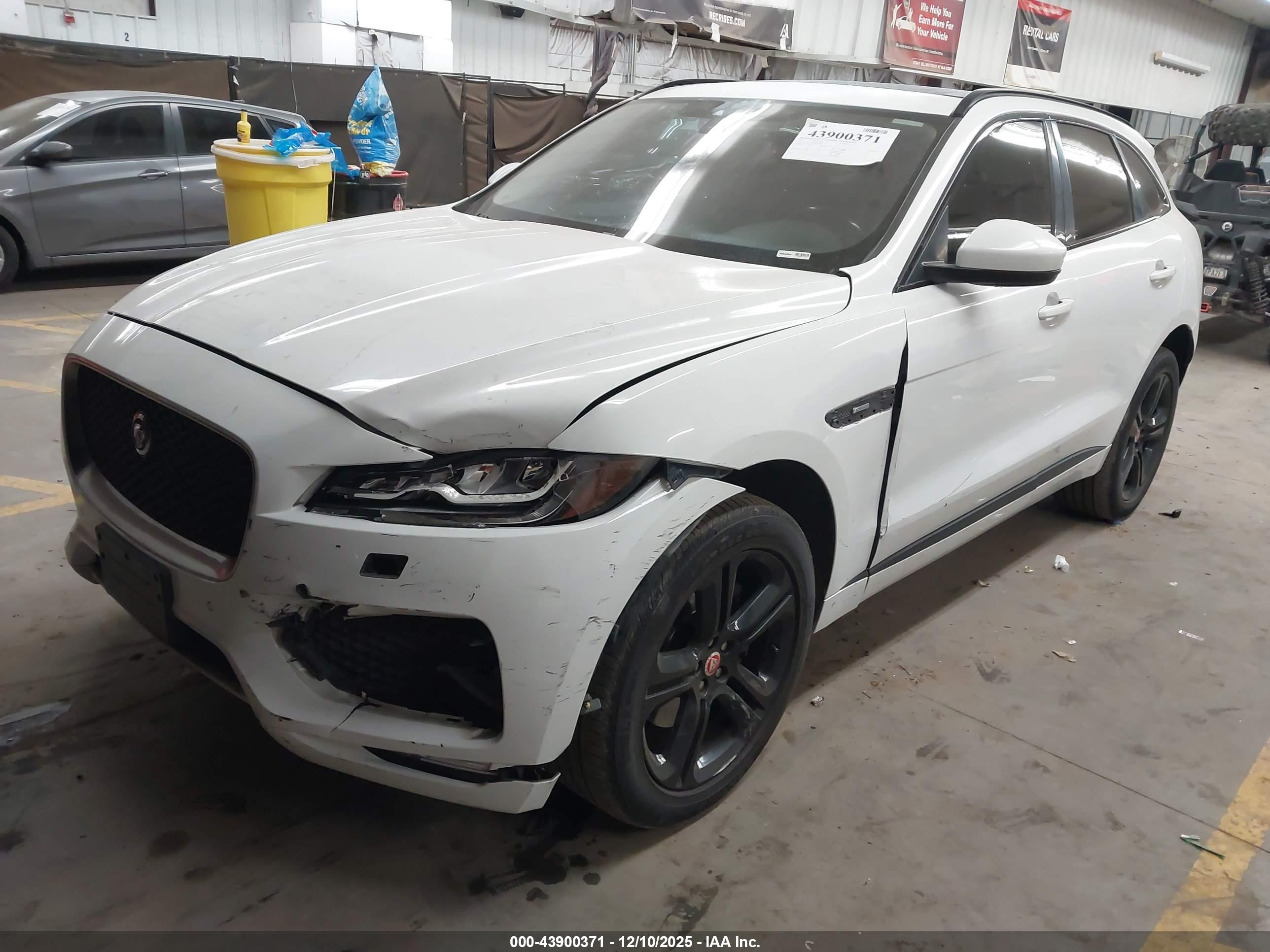JAGUAR F-PACE image 2