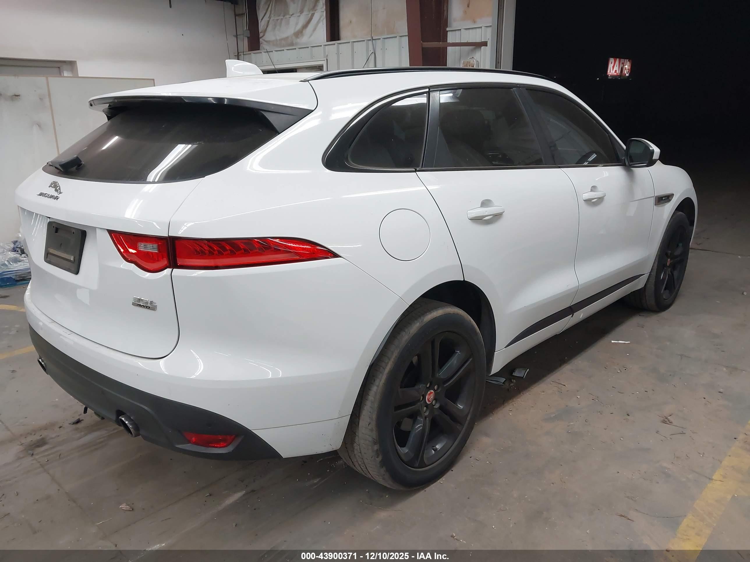 JAGUAR F-PACE image 4