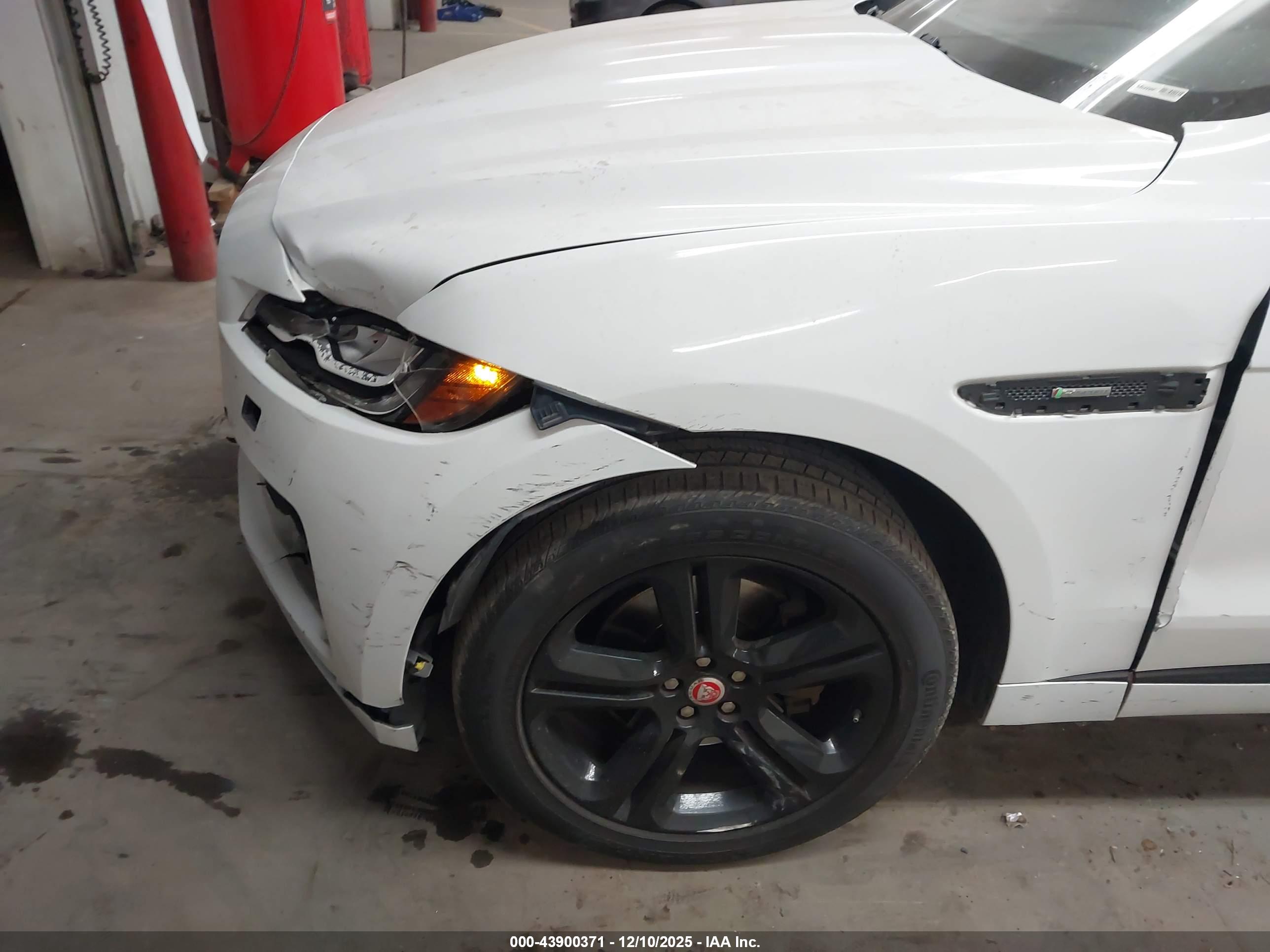 JAGUAR F-PACE image 6